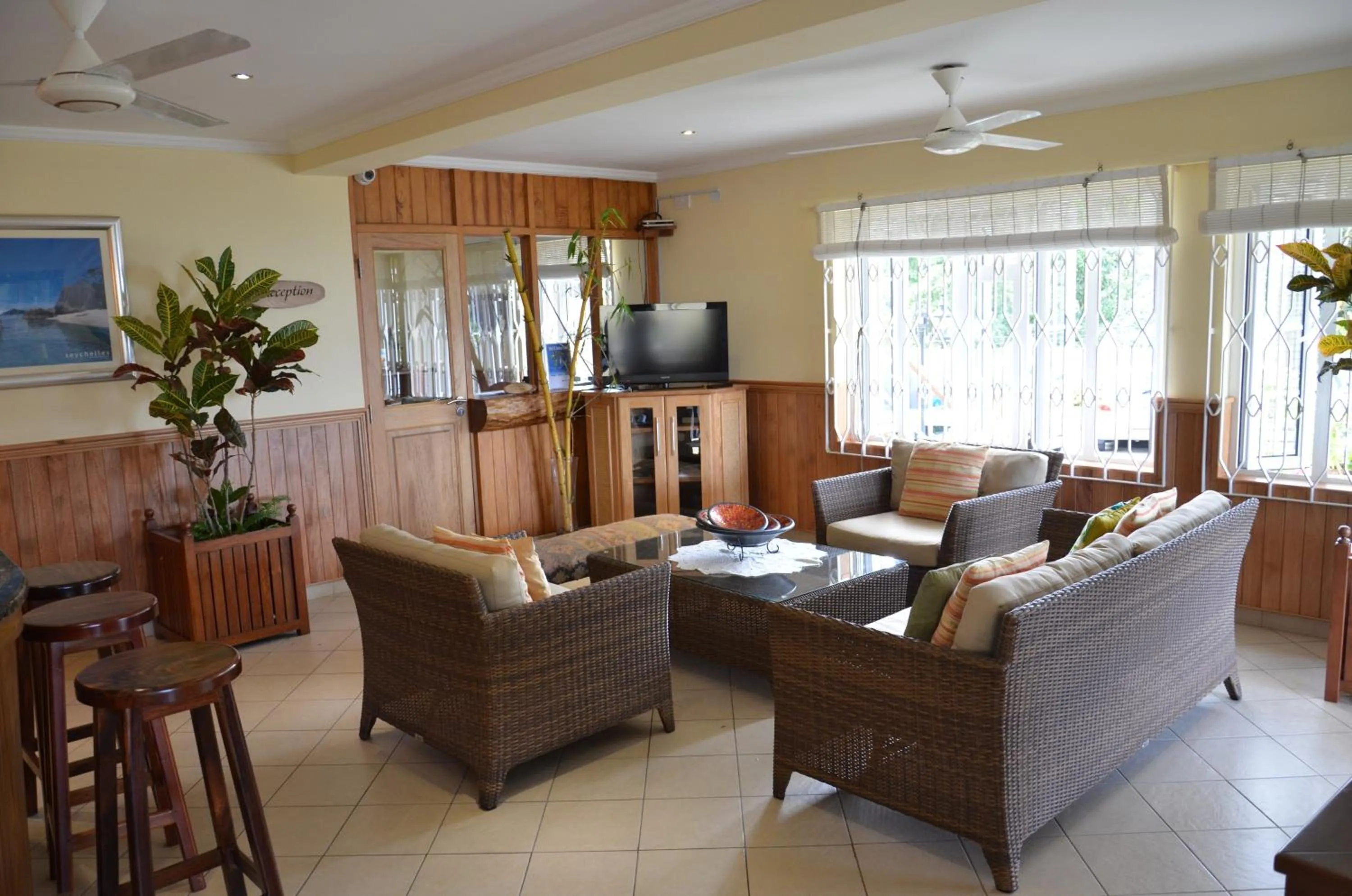 TV and multimedia in Bel Air Hotel