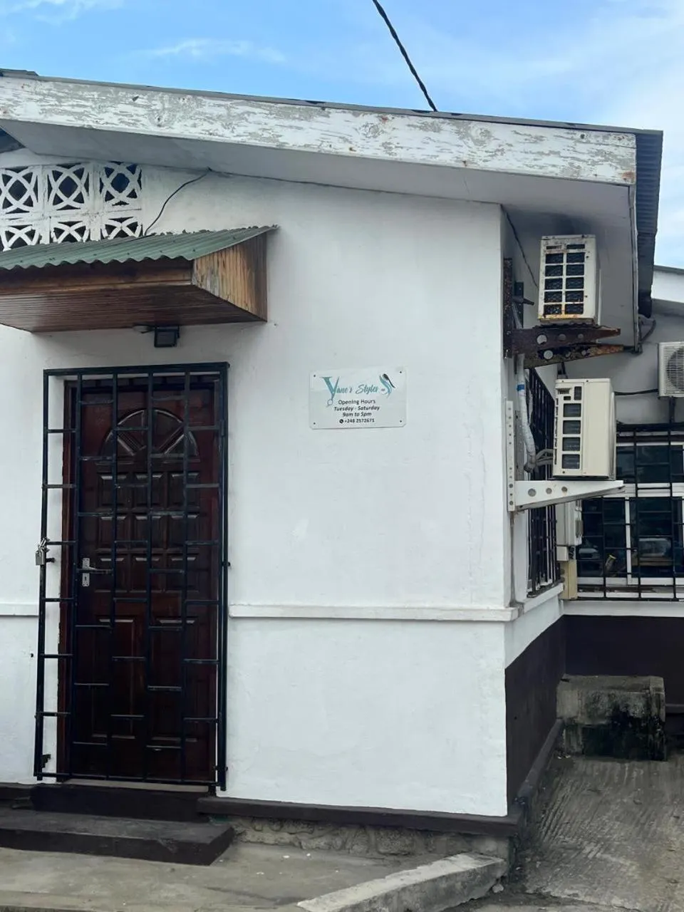 hair dresser in Le Chateau Bleu