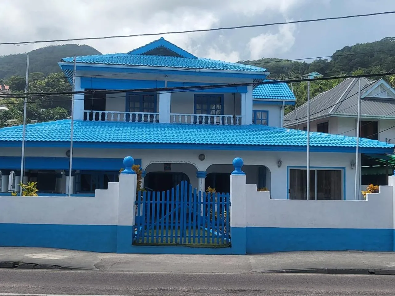 Property building in Le Chateau Bleu