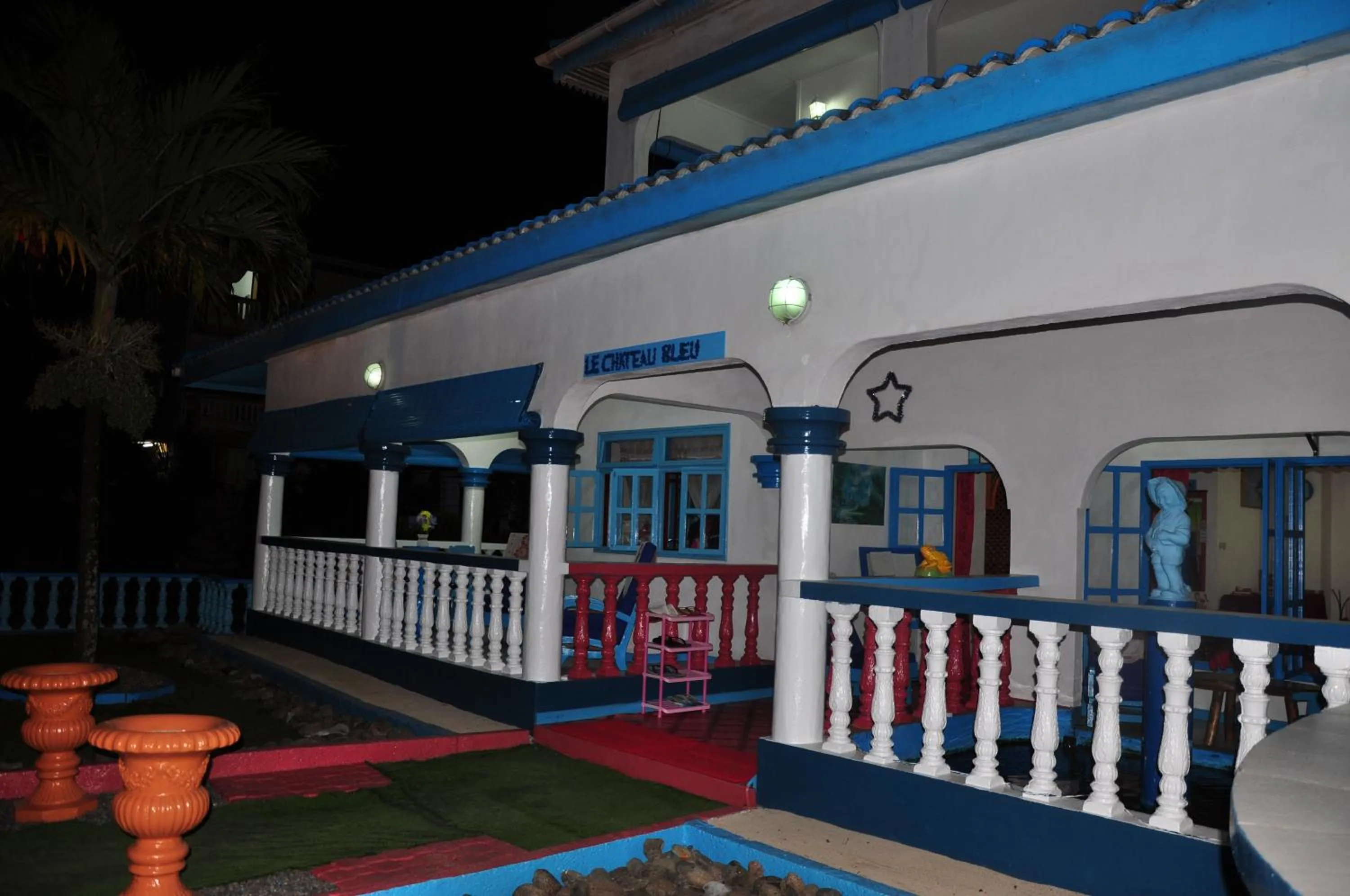 Facade/entrance in Le Chateau Bleu