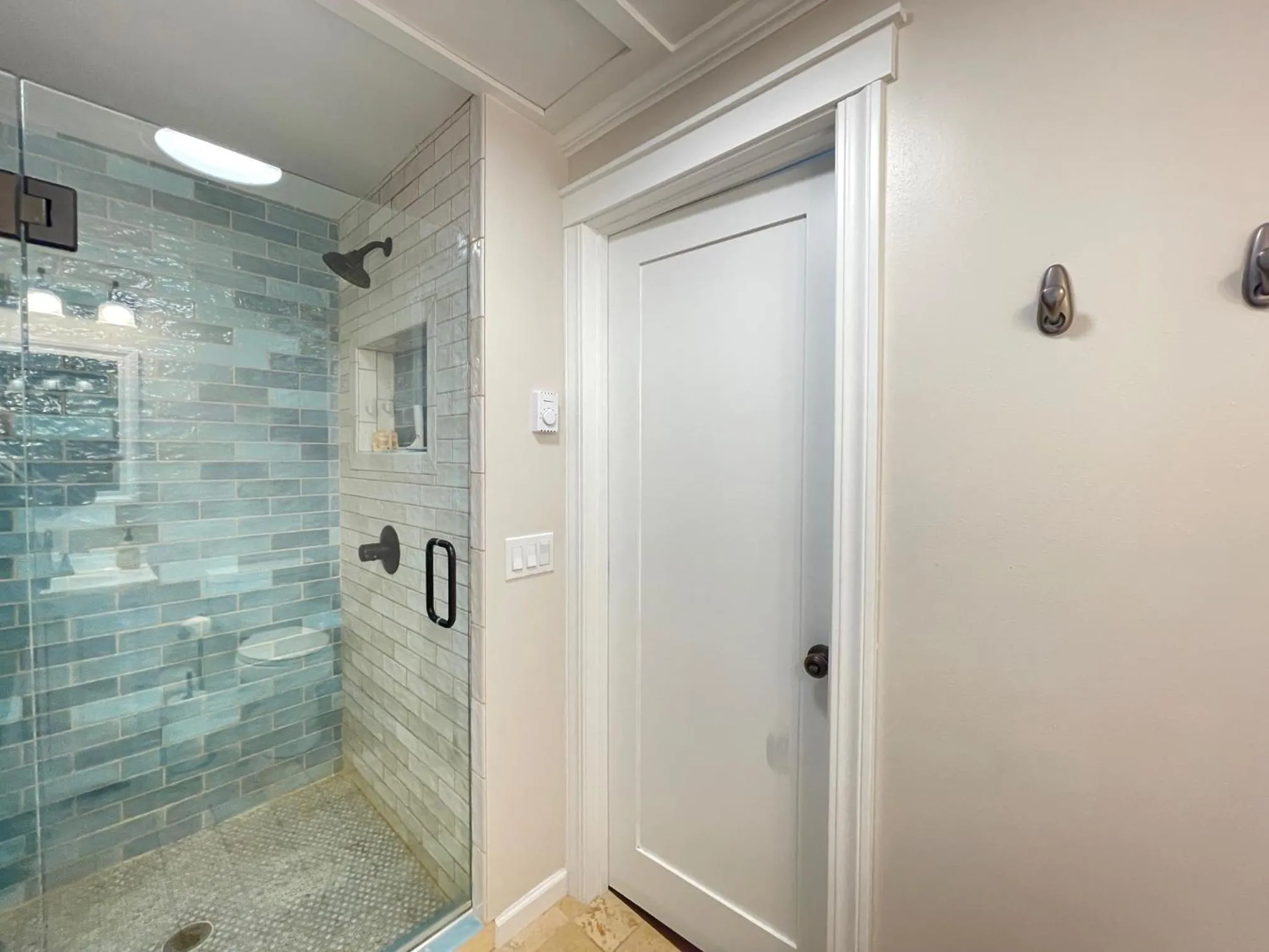 Puget Sound Chic Romantic Cottage with Private Beach Access & Gated Entry