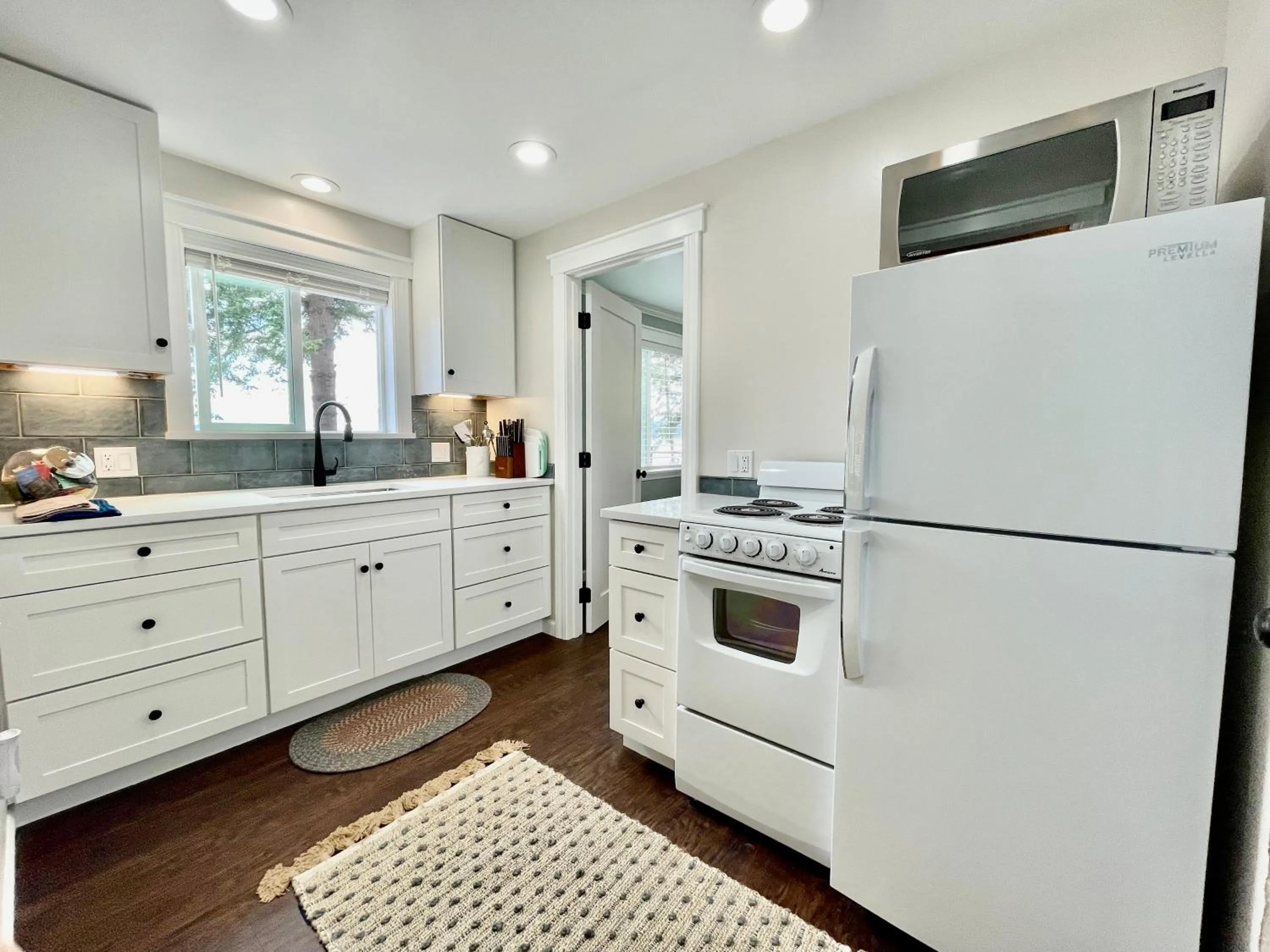 Puget Sound Chic Romantic Cottage with Private Beach Access & Gated Entry