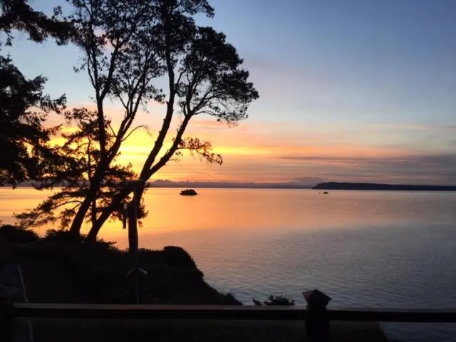 Puget Sound Chic Romantic Cottage with Private Beach Access & Gated Entry