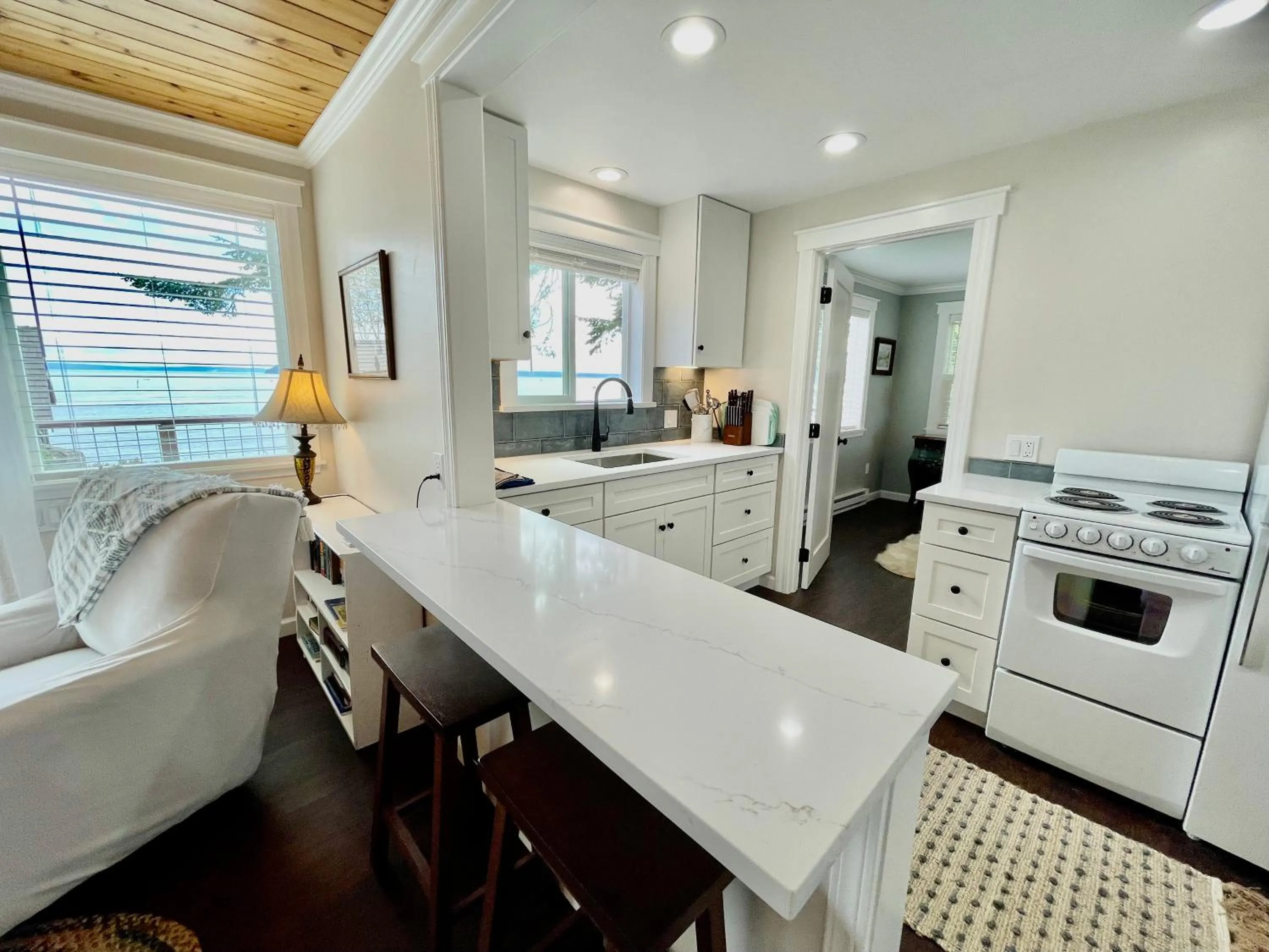 Puget Sound Chic Romantic Cottage with Private Beach Access & Gated Entry