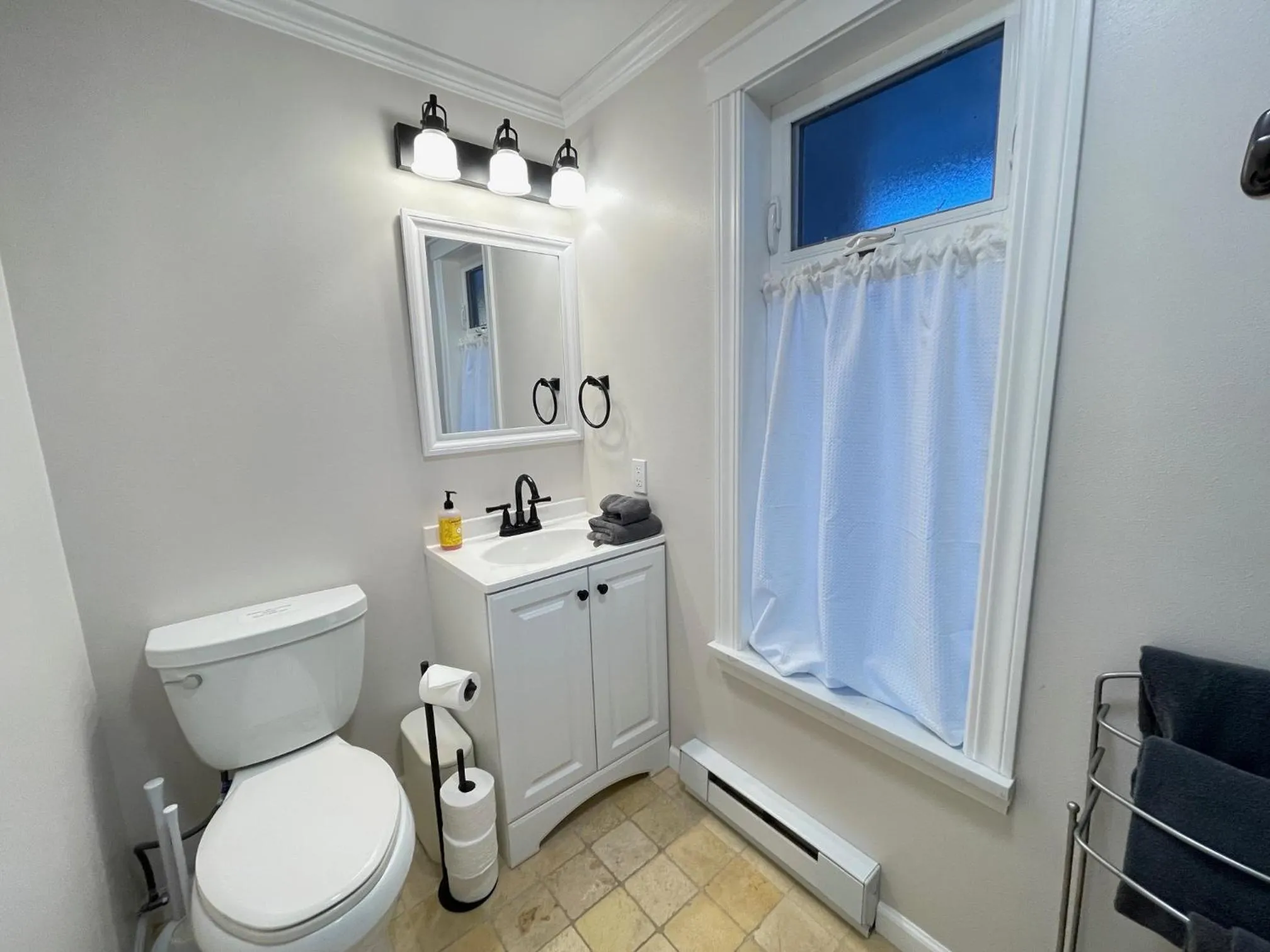 Puget Sound Chic Romantic Cottage with Private Beach Access & Gated Entry