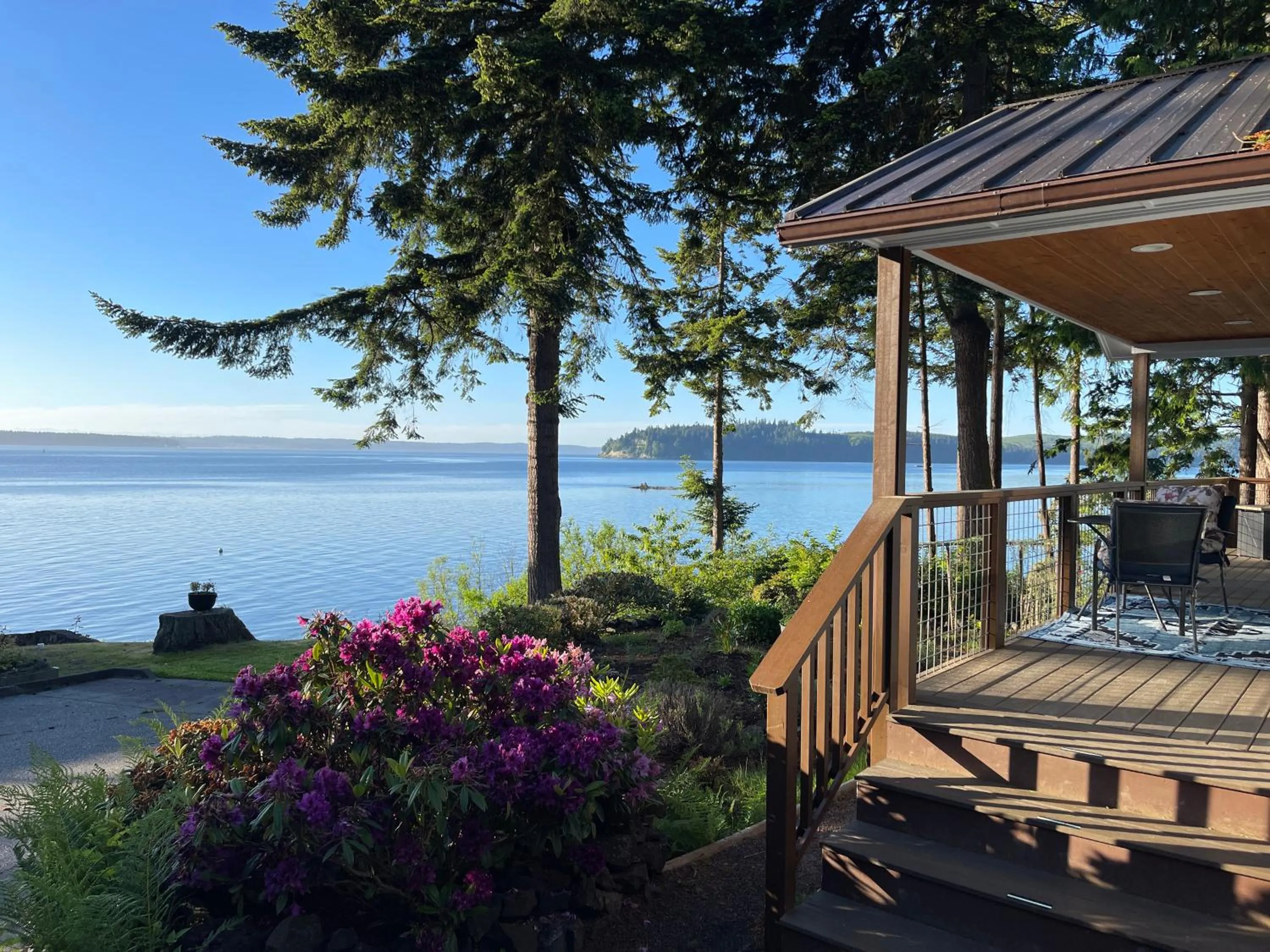 Puget Sound Chic Romantic Cottage with Private Beach Access & Gated Entry