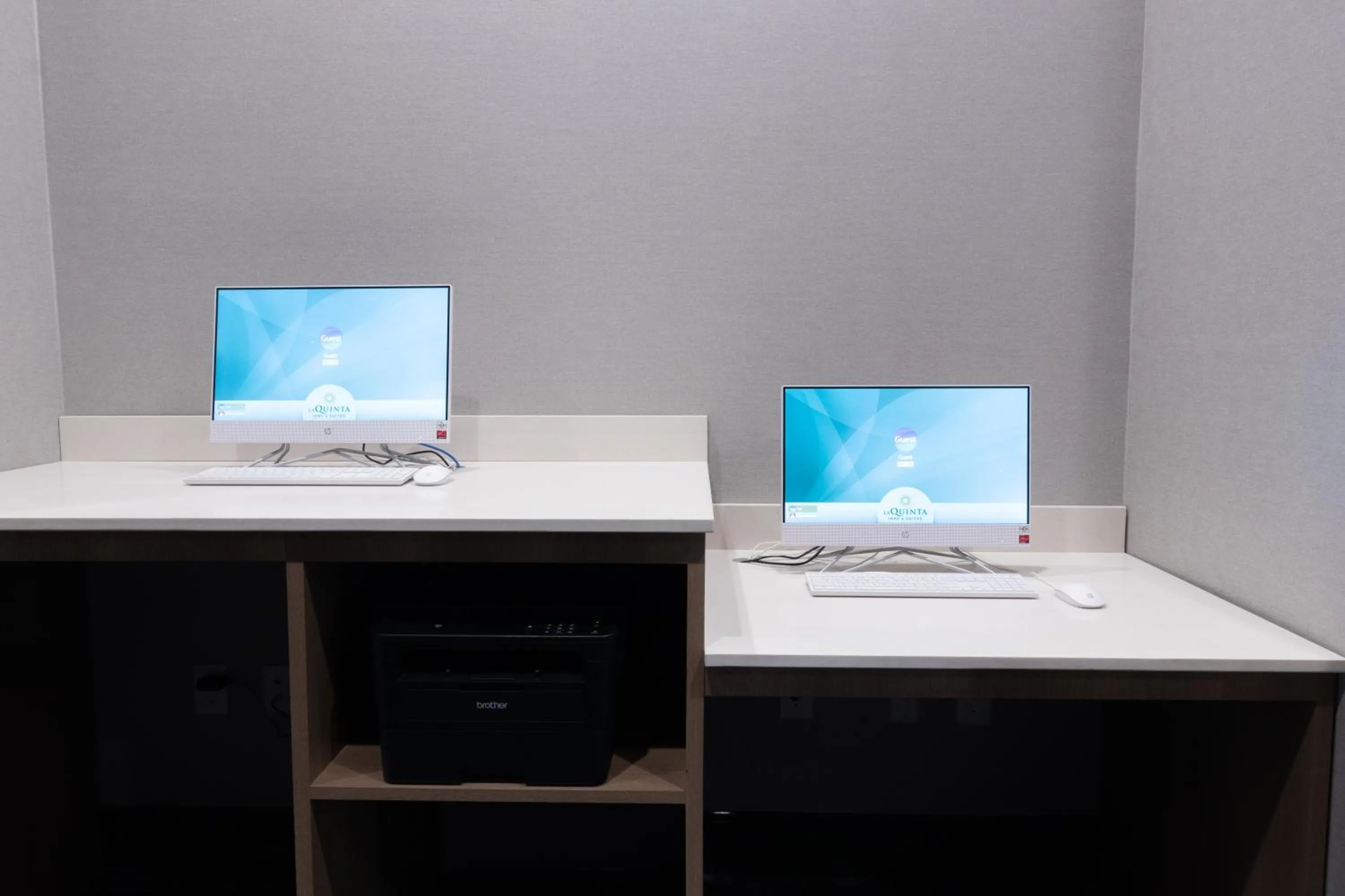 Business facilities in La Quinta Inn & Suites by Wyndham San Antonio Seaworld LAFB