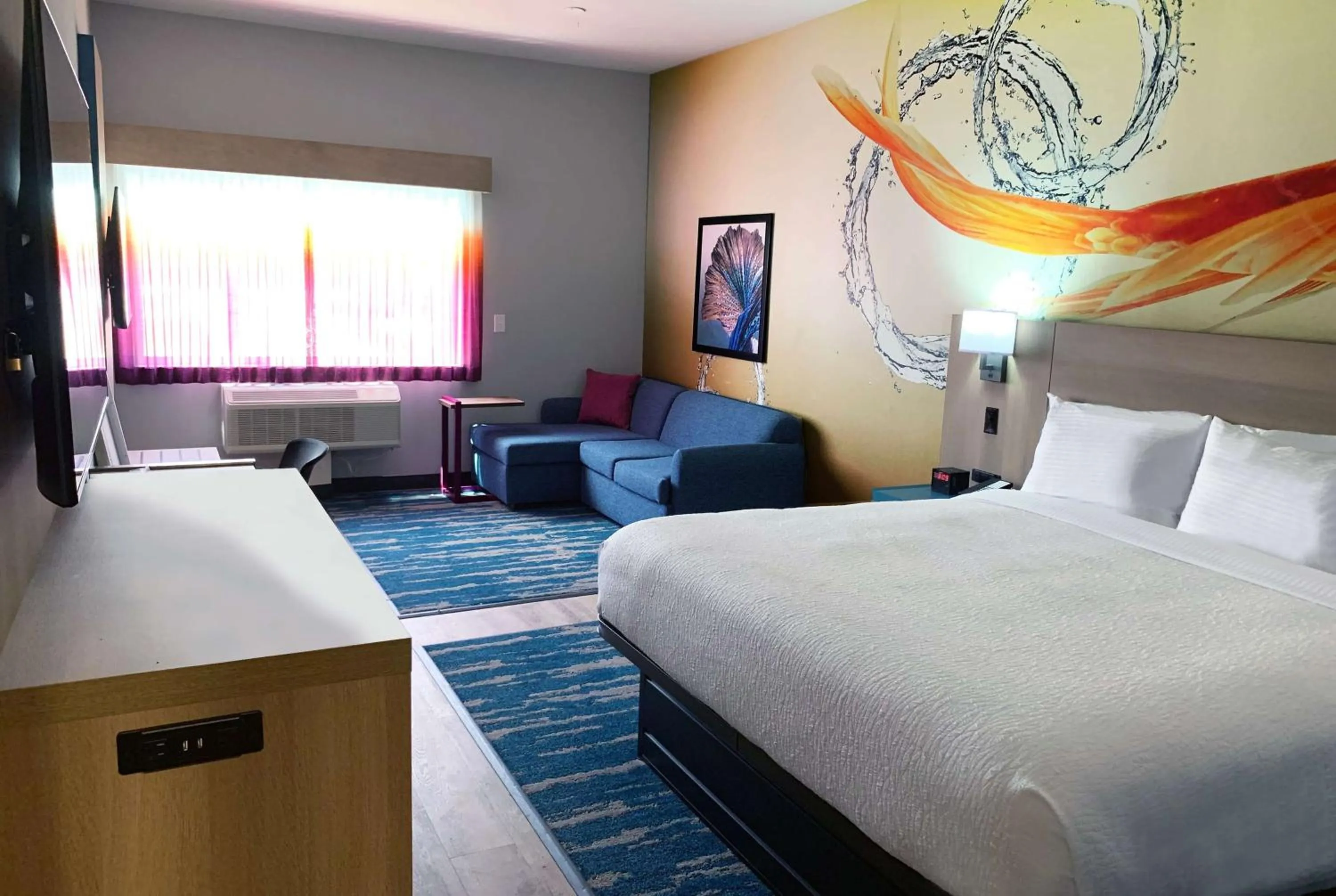Photo of the whole room, Bed in La Quinta Inn & Suites by Wyndham San Antonio Seaworld LAFB
