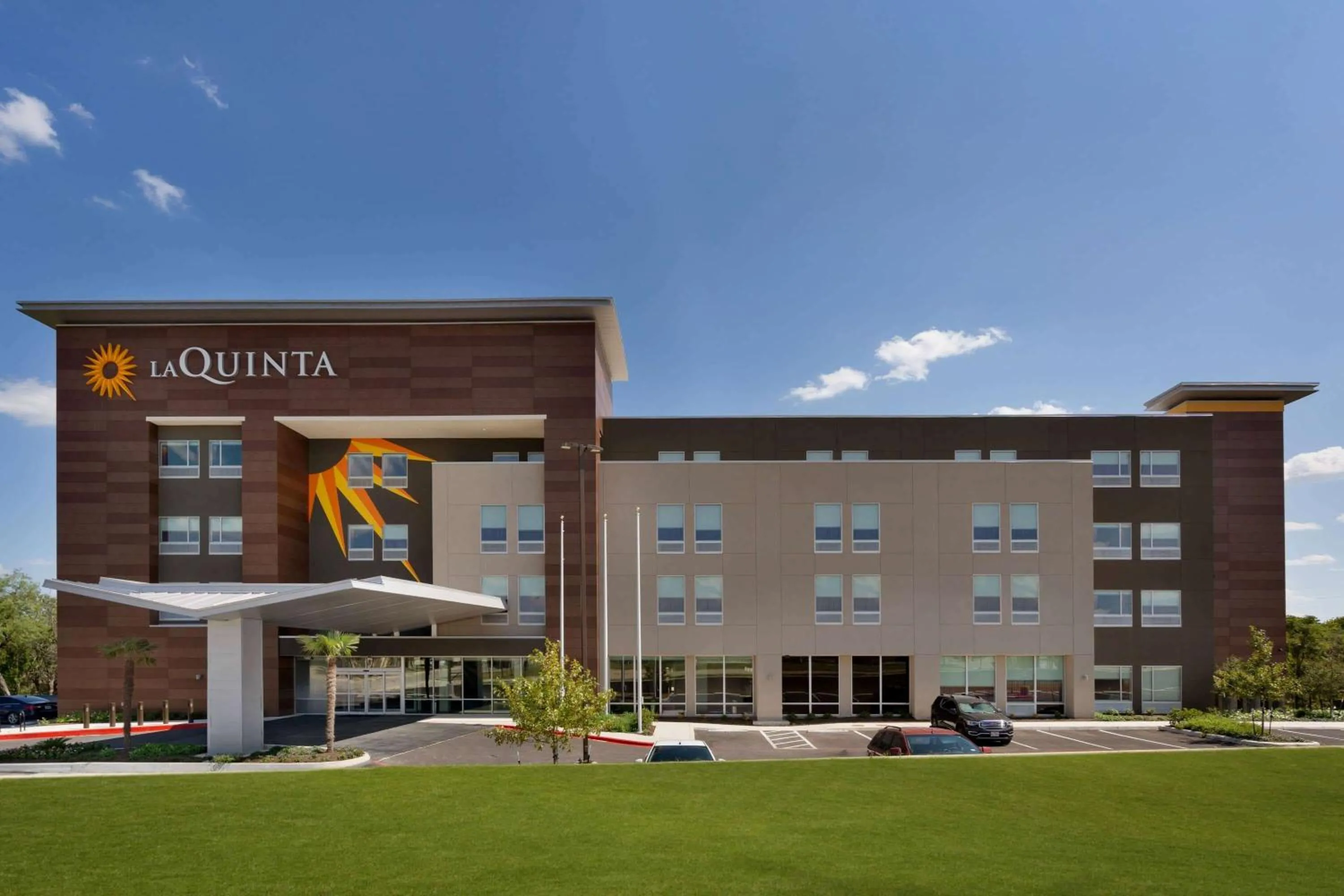 Property building in La Quinta Inn & Suites by Wyndham San Antonio Seaworld LAFB
