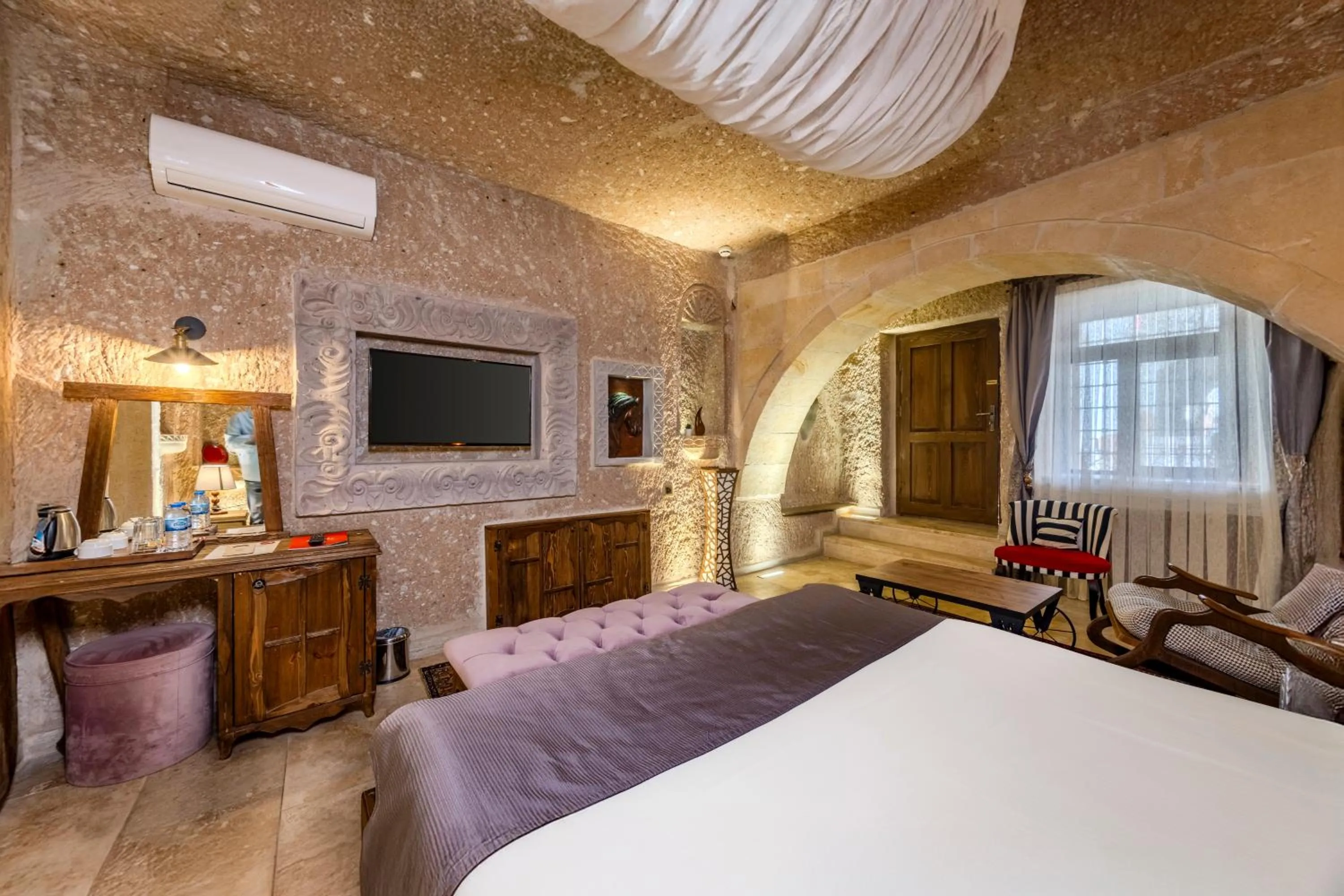 Photo of the whole room, Bed in Pegas Cave Suites