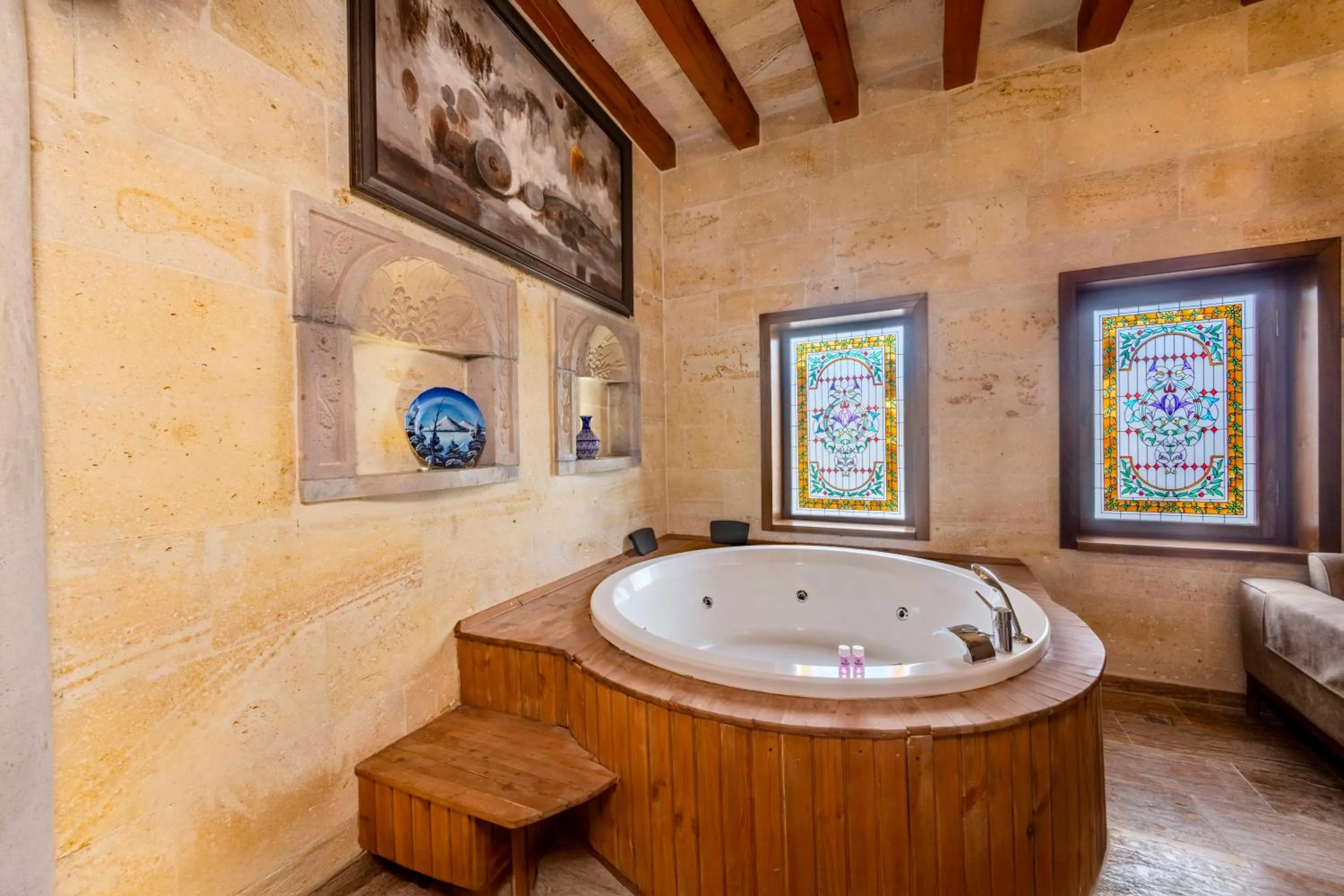 Hot Tub in Pegas Cave Suites