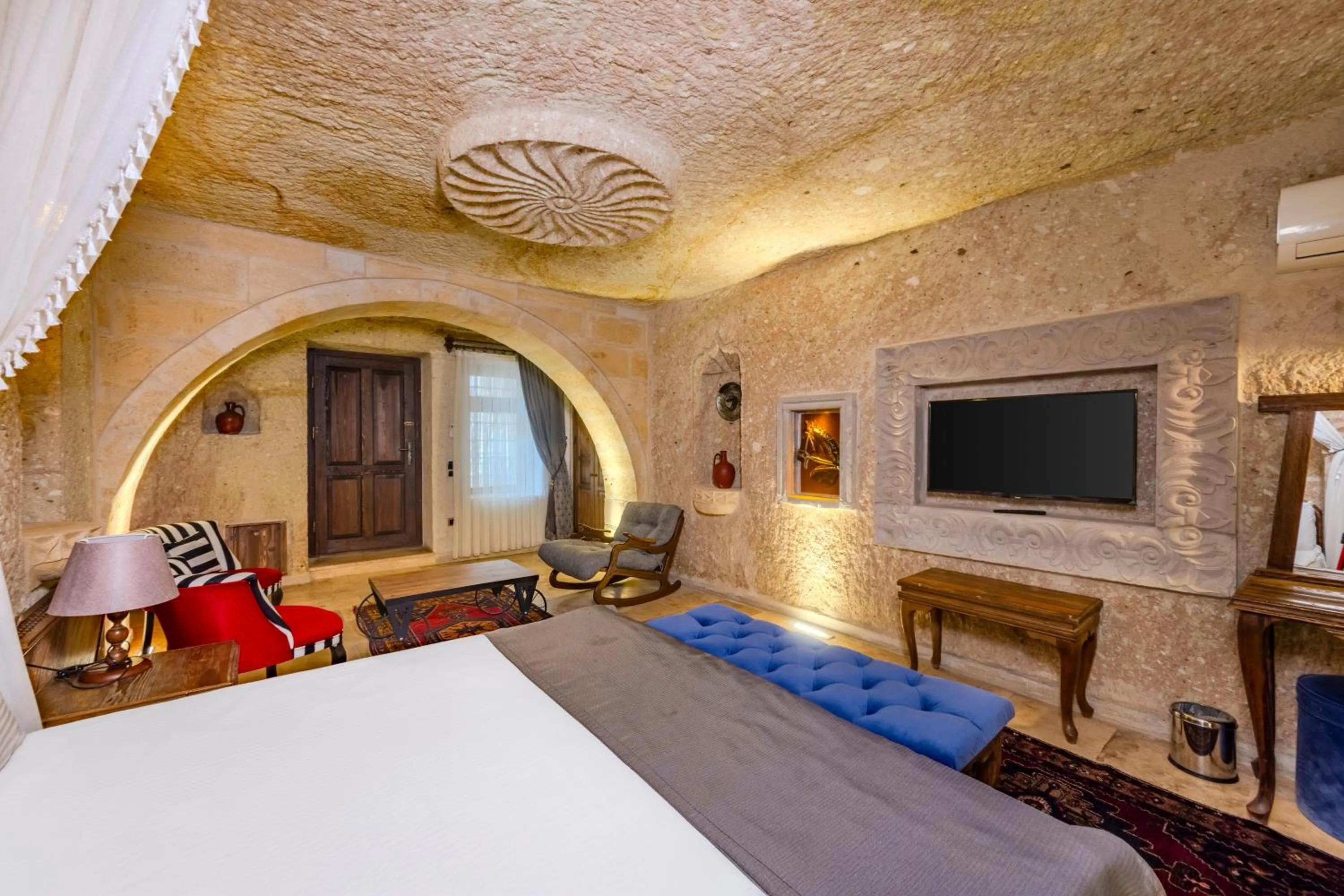 Photo of the whole room, Bed in Pegas Cave Suites