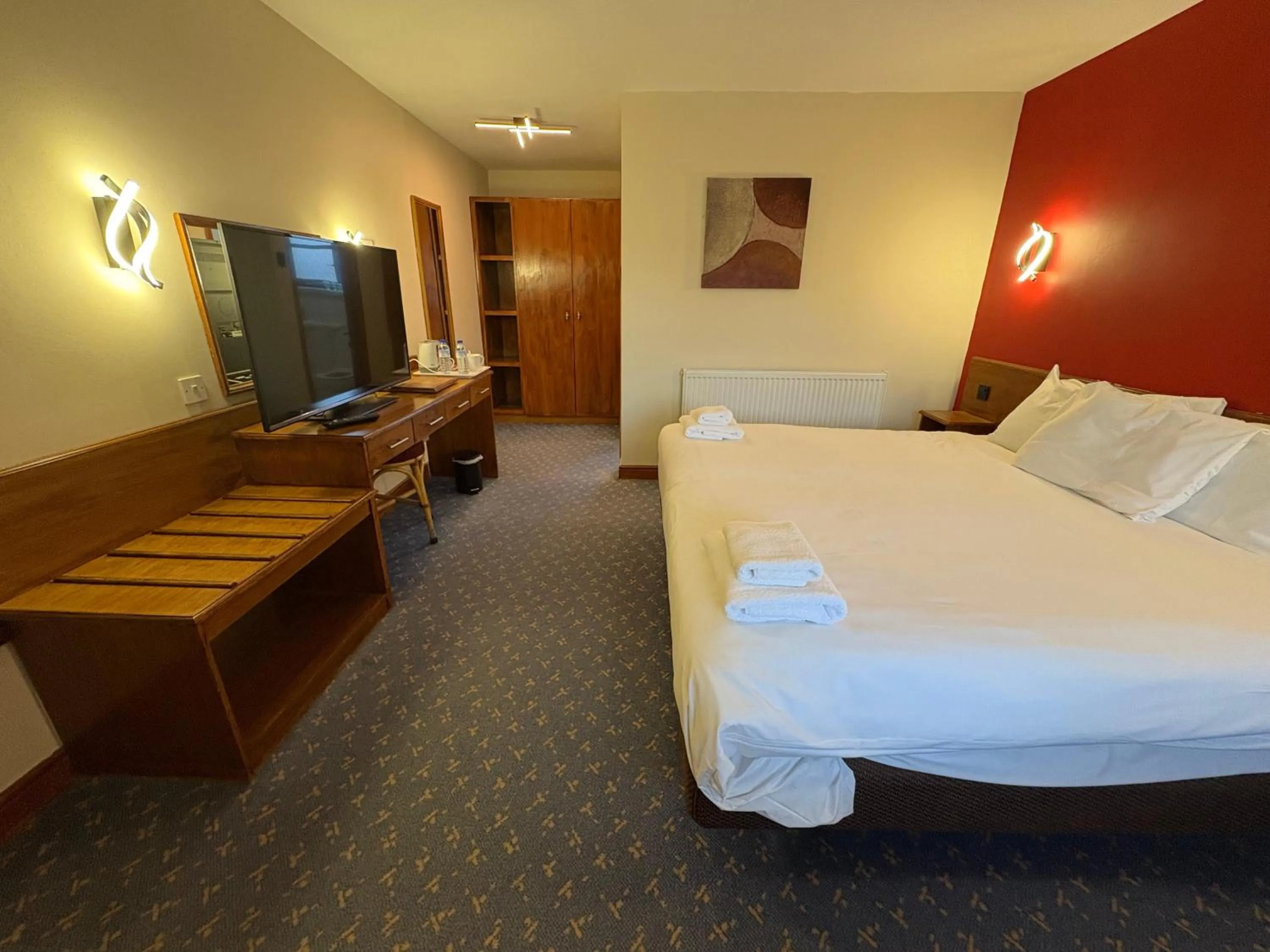Bed in Tollgate Hotel & Leisure