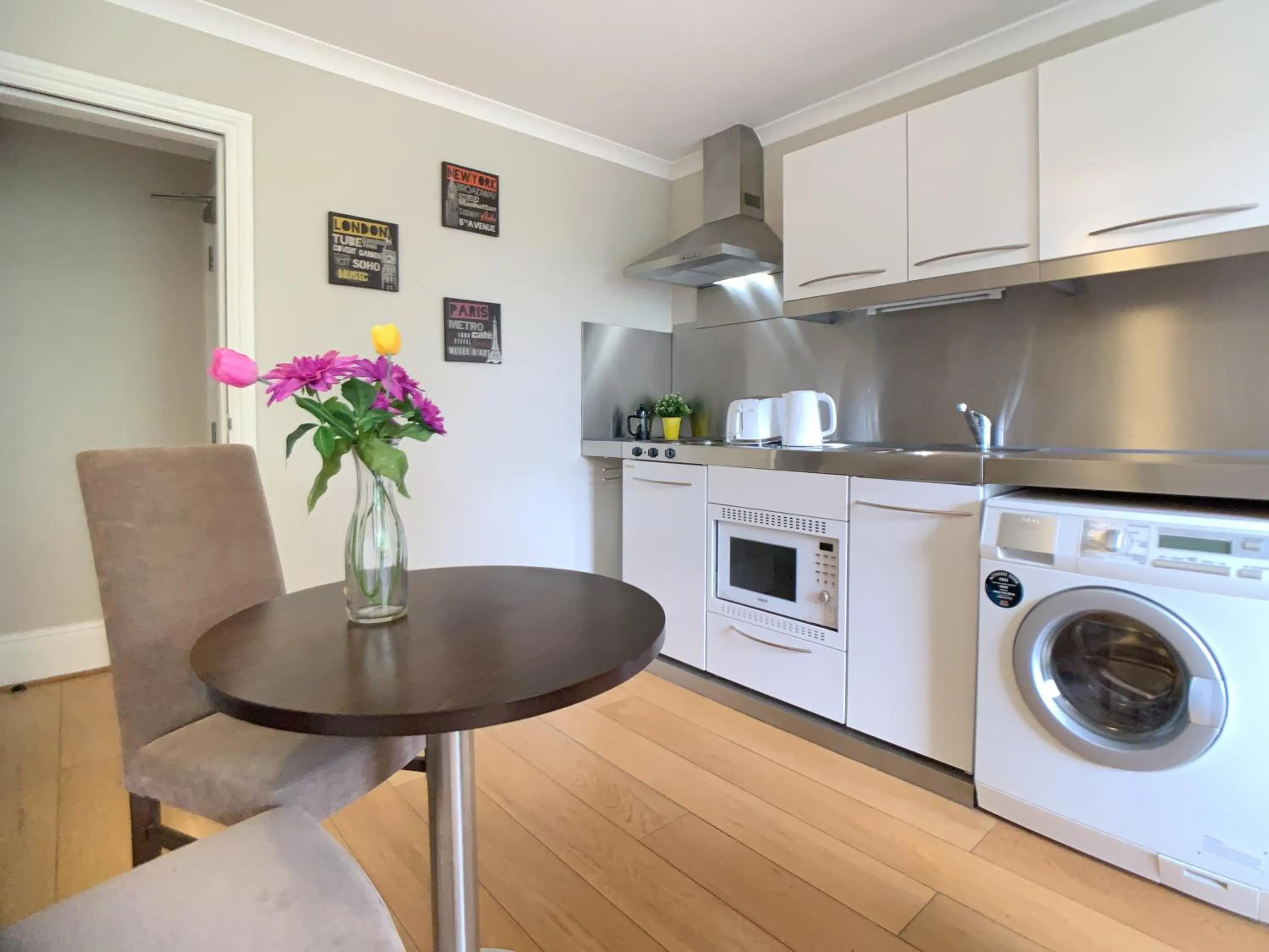 Kitchen or kitchenette in Queen Victoria Apartments