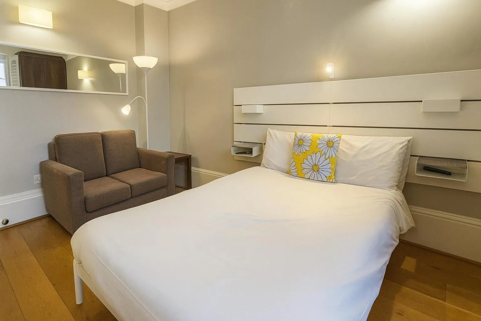 Photo of the whole room, Bed in Queen Victoria Apartments