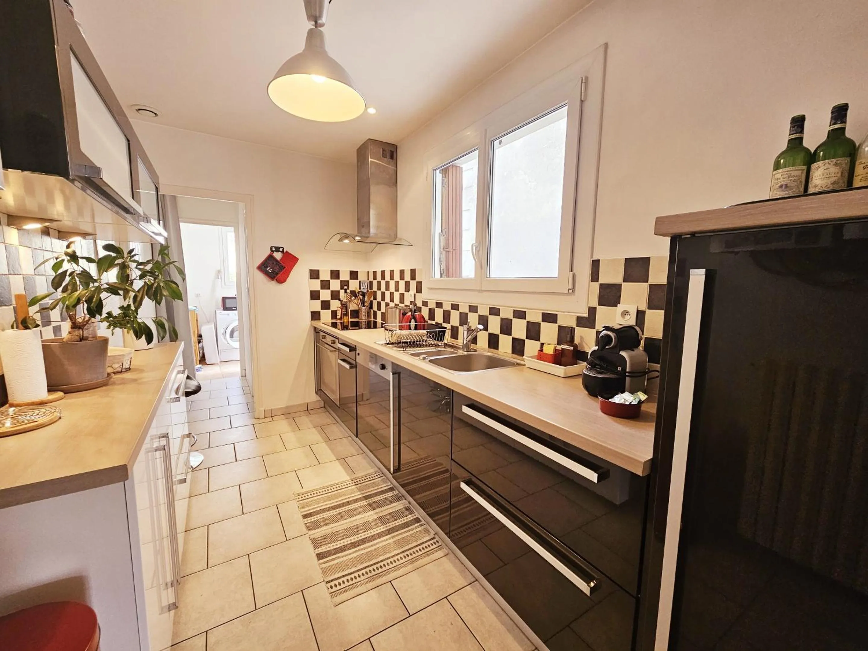 Kitchen or kitchenette in Maison de ville confortable avec cour interieure