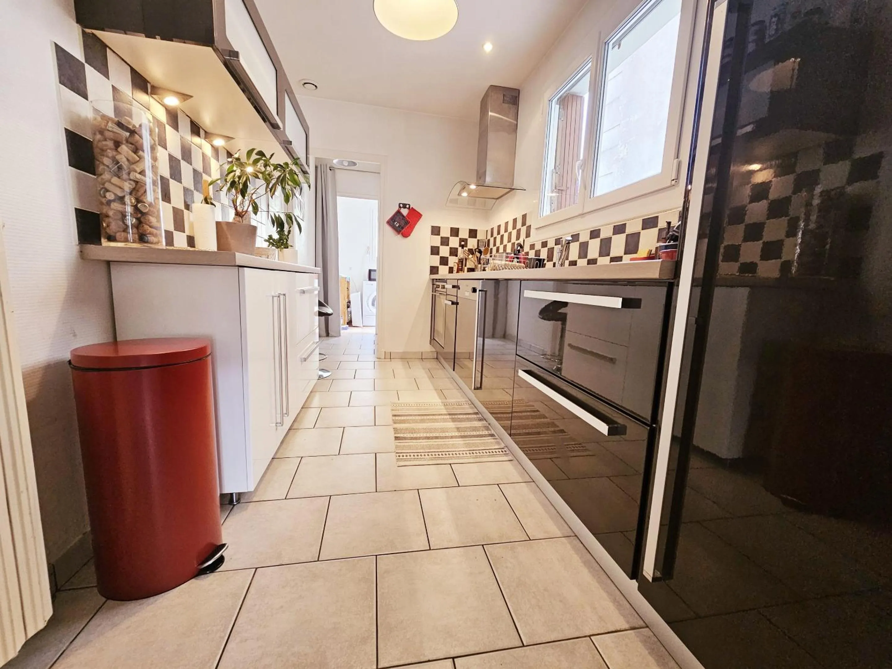 Kitchen or kitchenette in Maison de ville confortable avec cour interieure