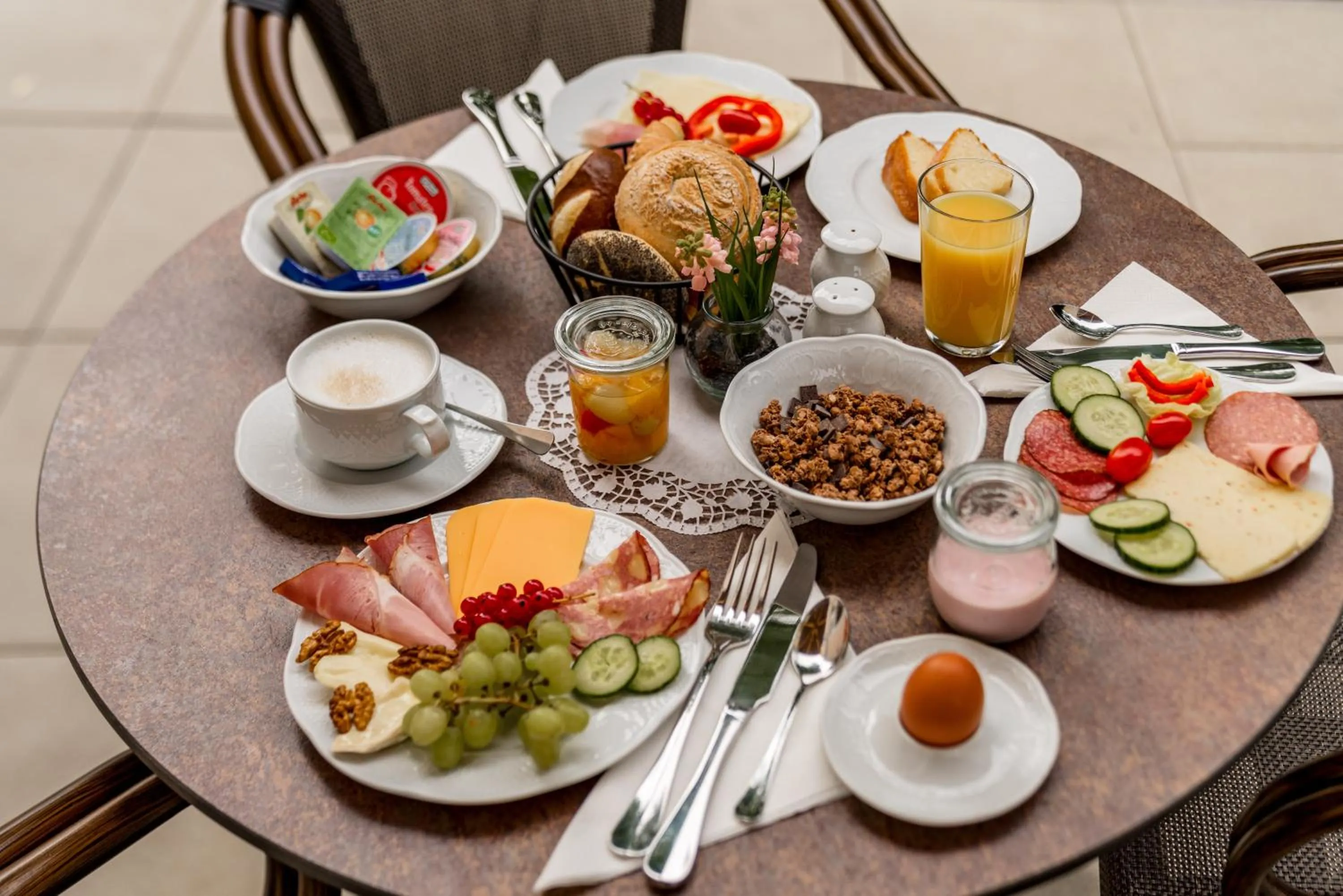 Buffet breakfast in Villa Elisa