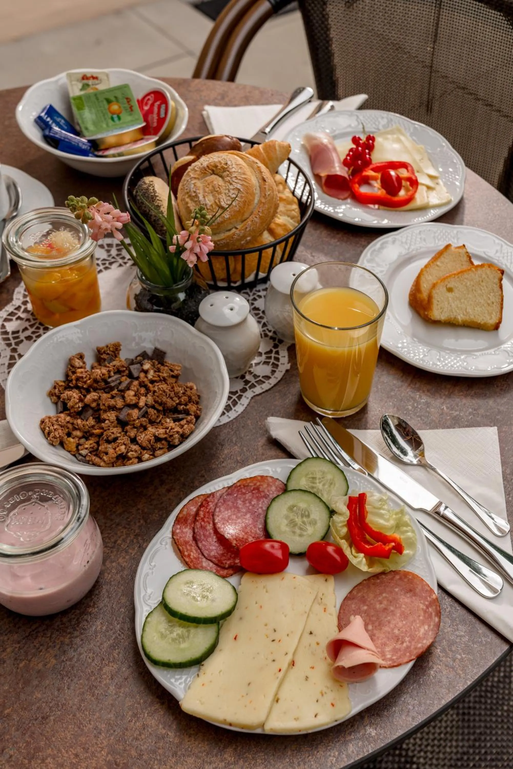 Buffet breakfast in Villa Elisa