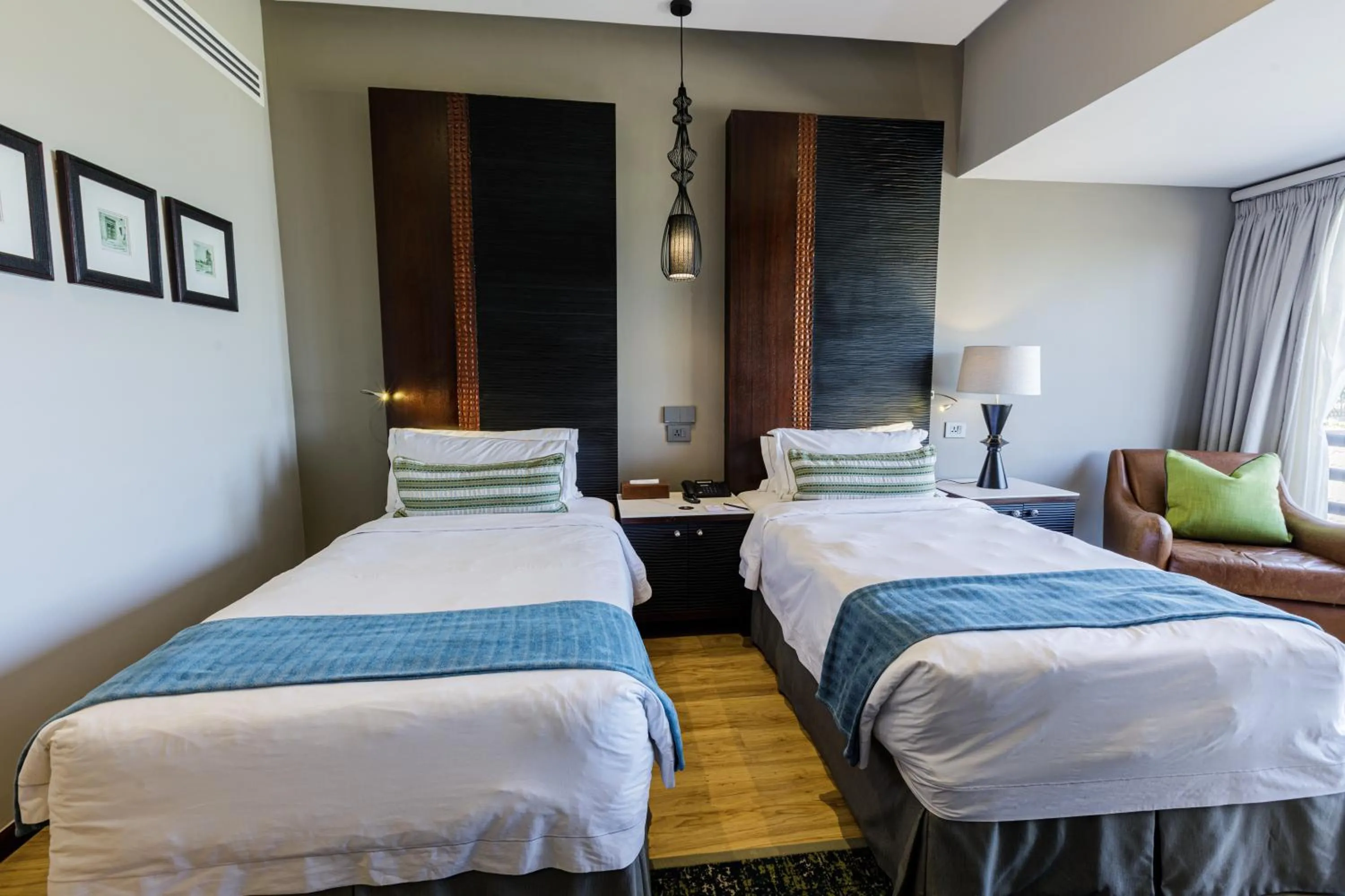 Bed in Sea Cliff Hotel