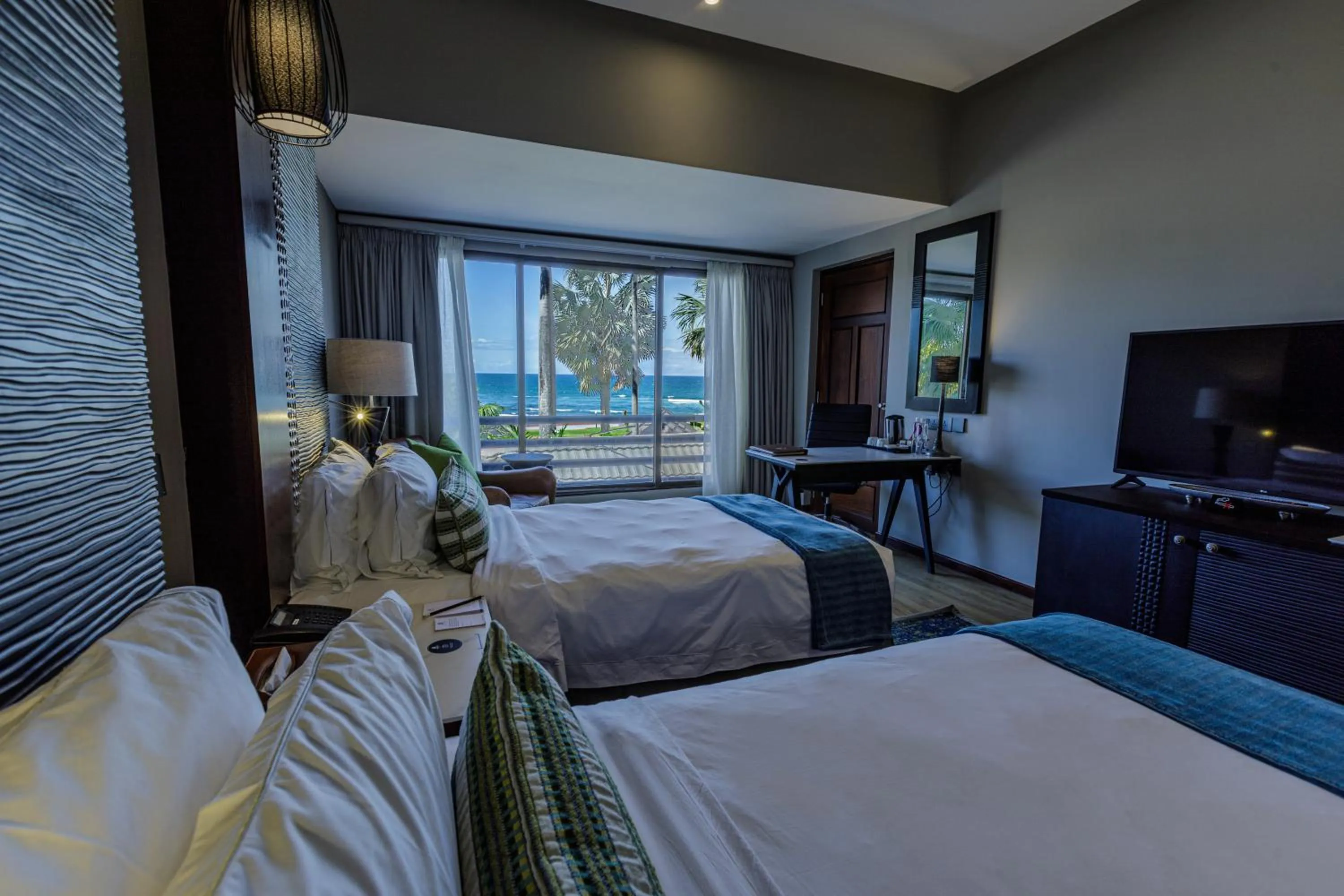 Bed in Sea Cliff Hotel