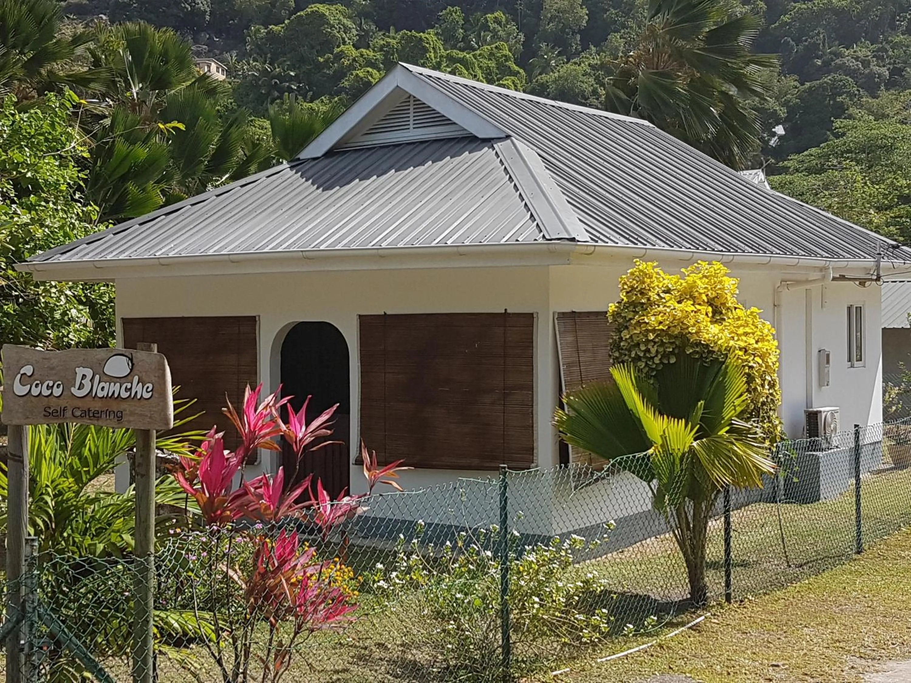 Facade/entrance in Coco Blanche
