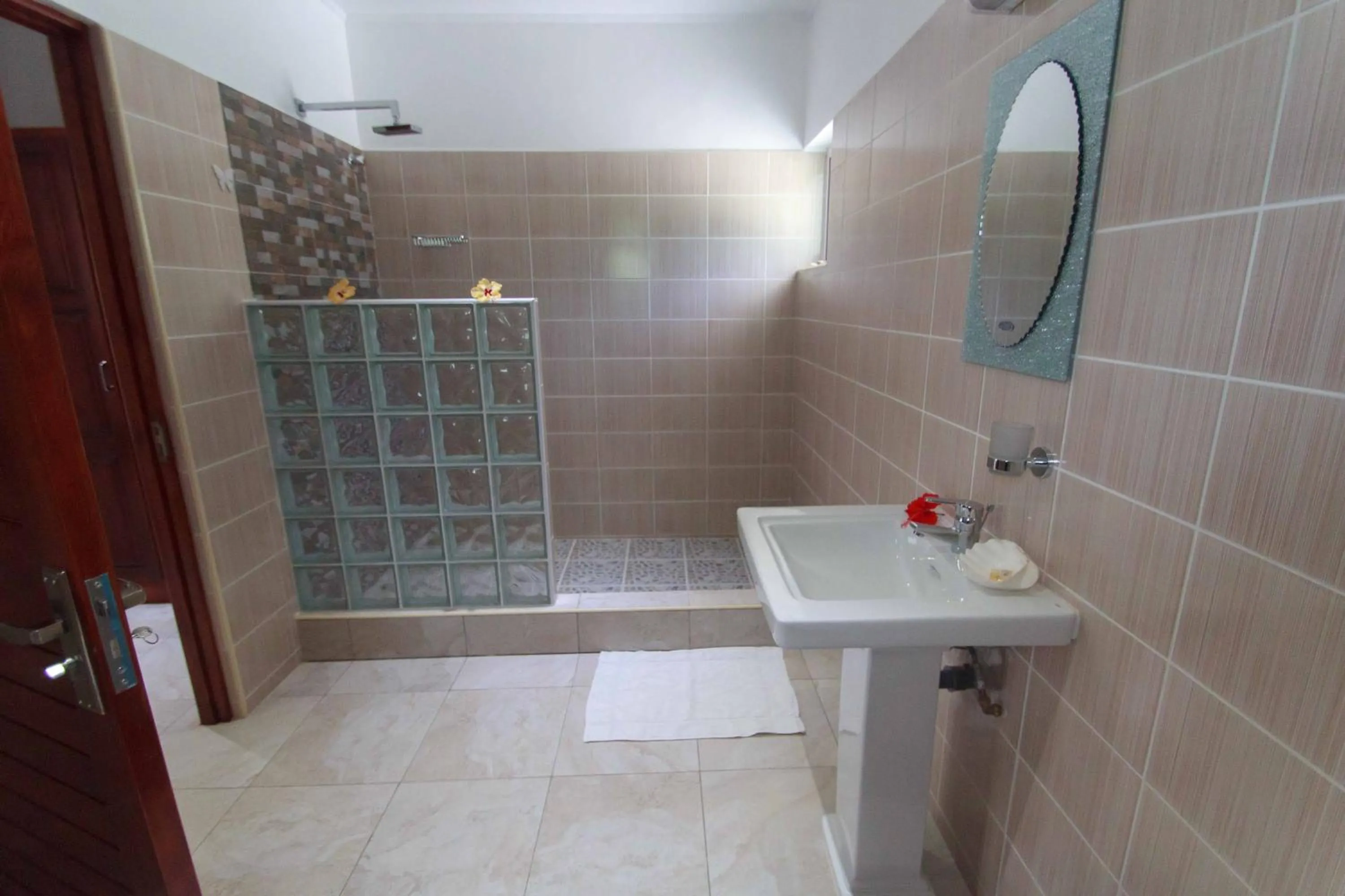 Shower in Coco Blanche