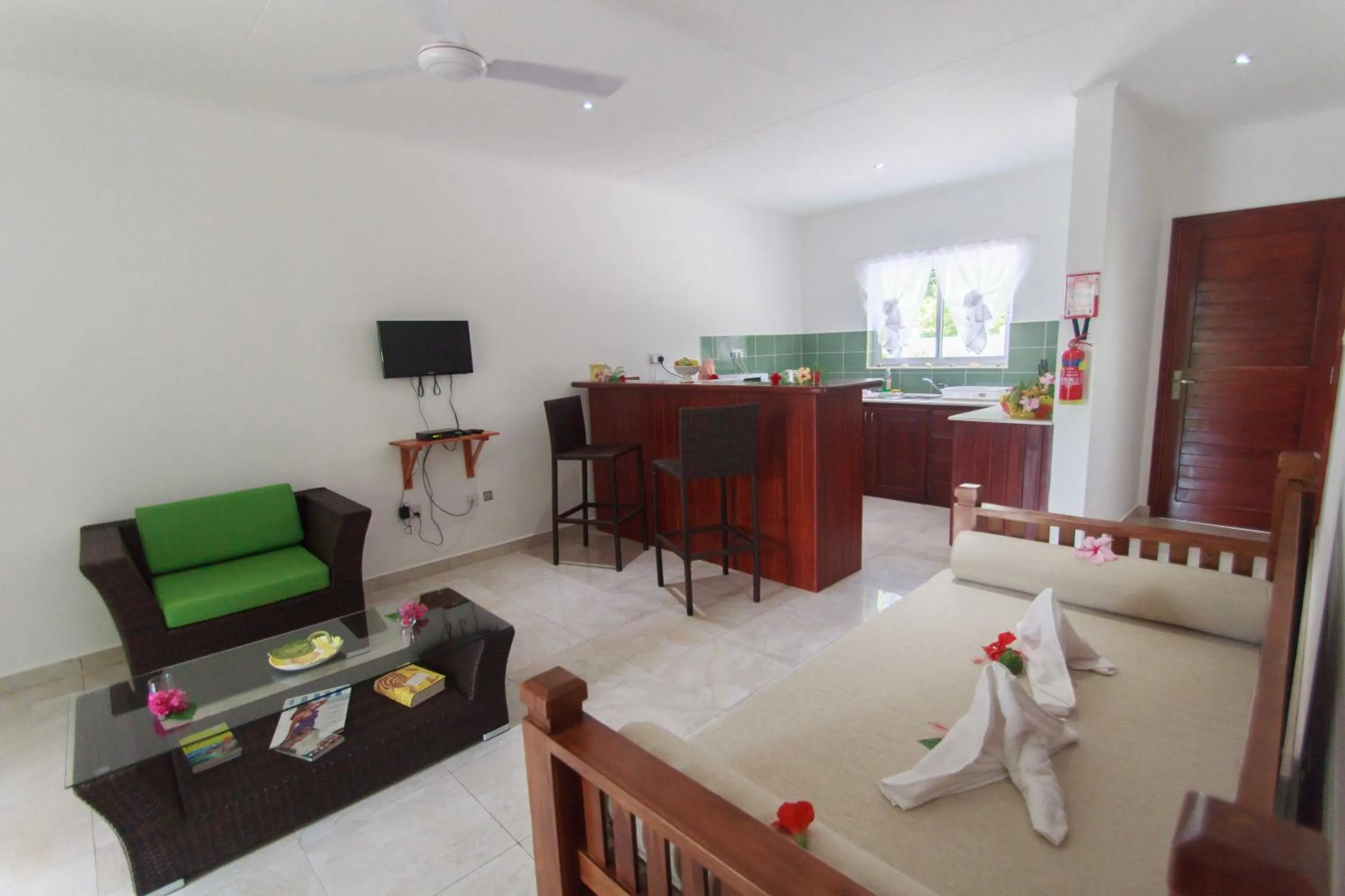 Kitchen or kitchenette in Coco Blanche