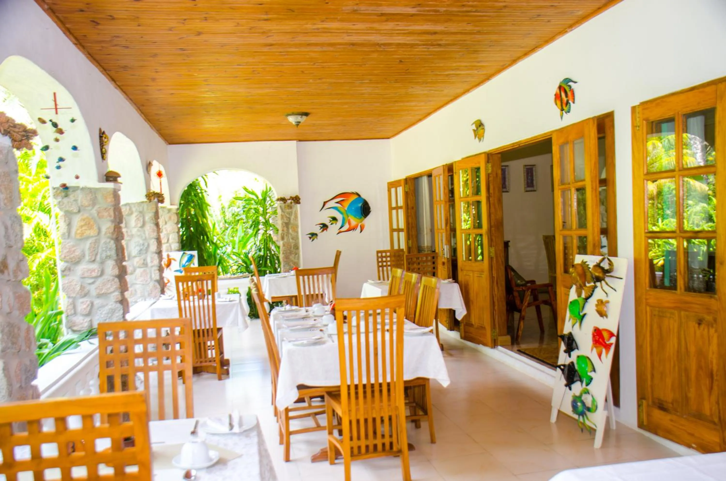 Restaurant/places to eat in Villa Rafia