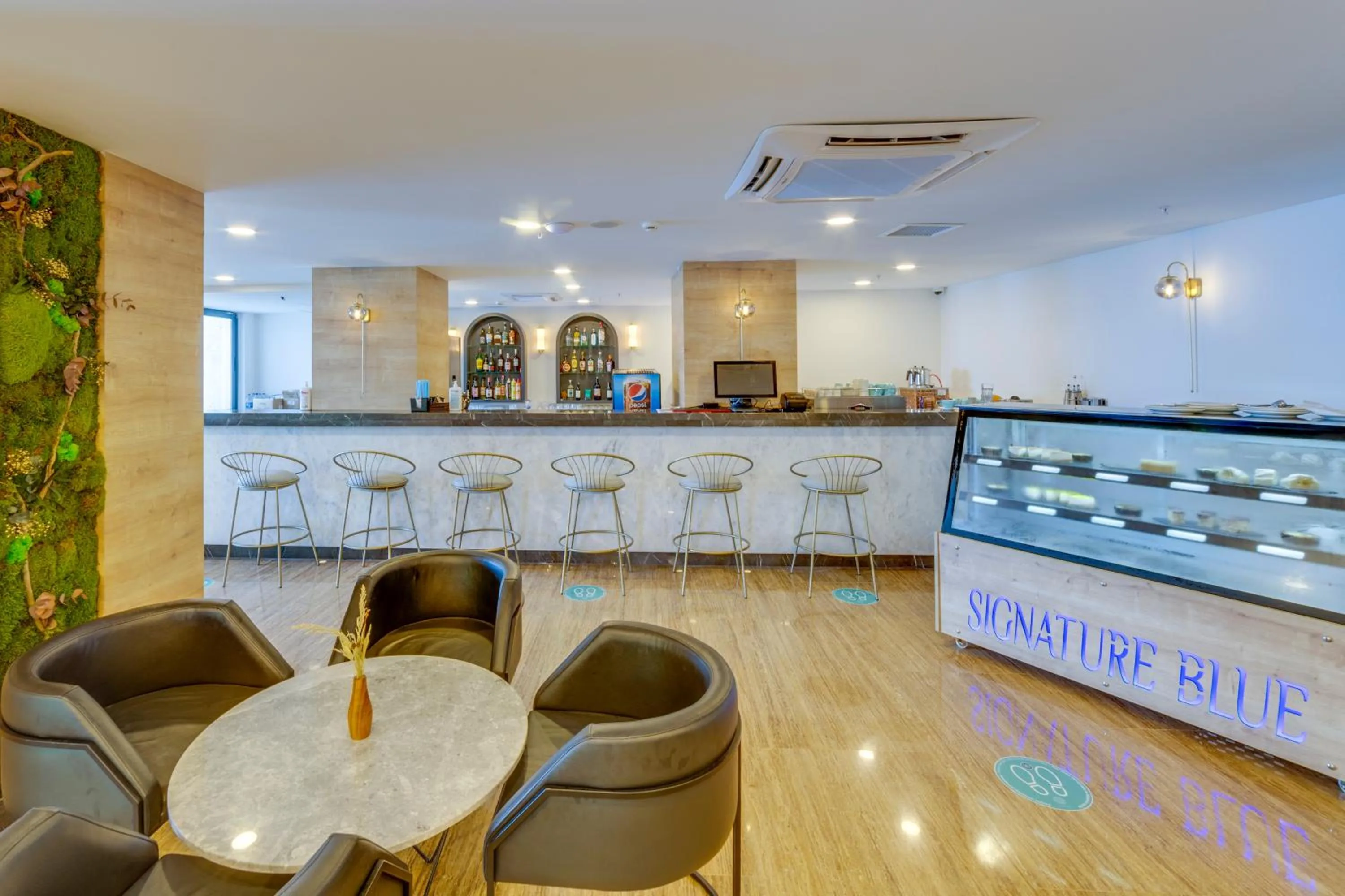 Lounge or bar in Signature Blue Resort Kuşadası