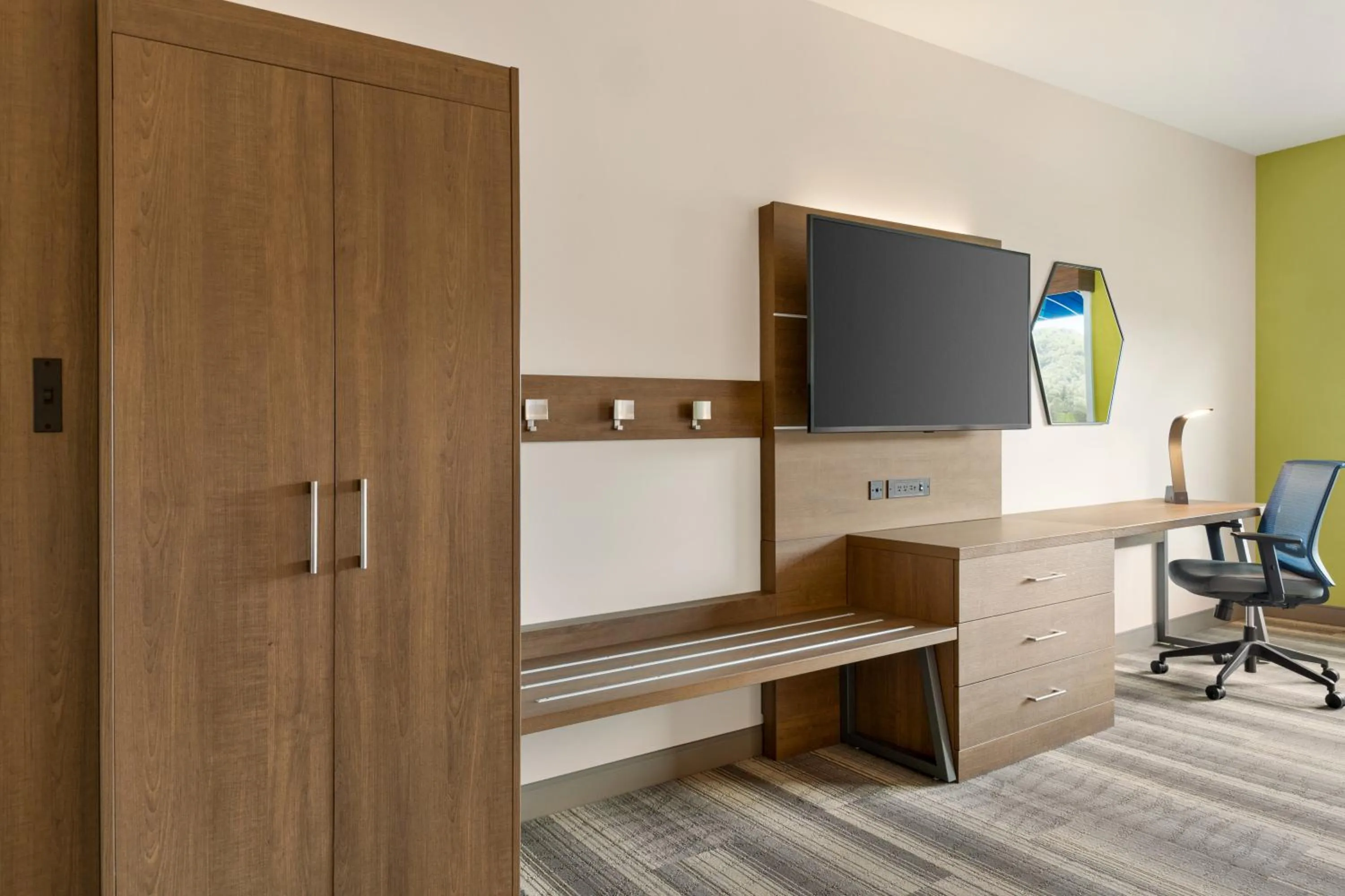 TV and multimedia in Holiday Inn Express & Suites - Ukiah by IHG