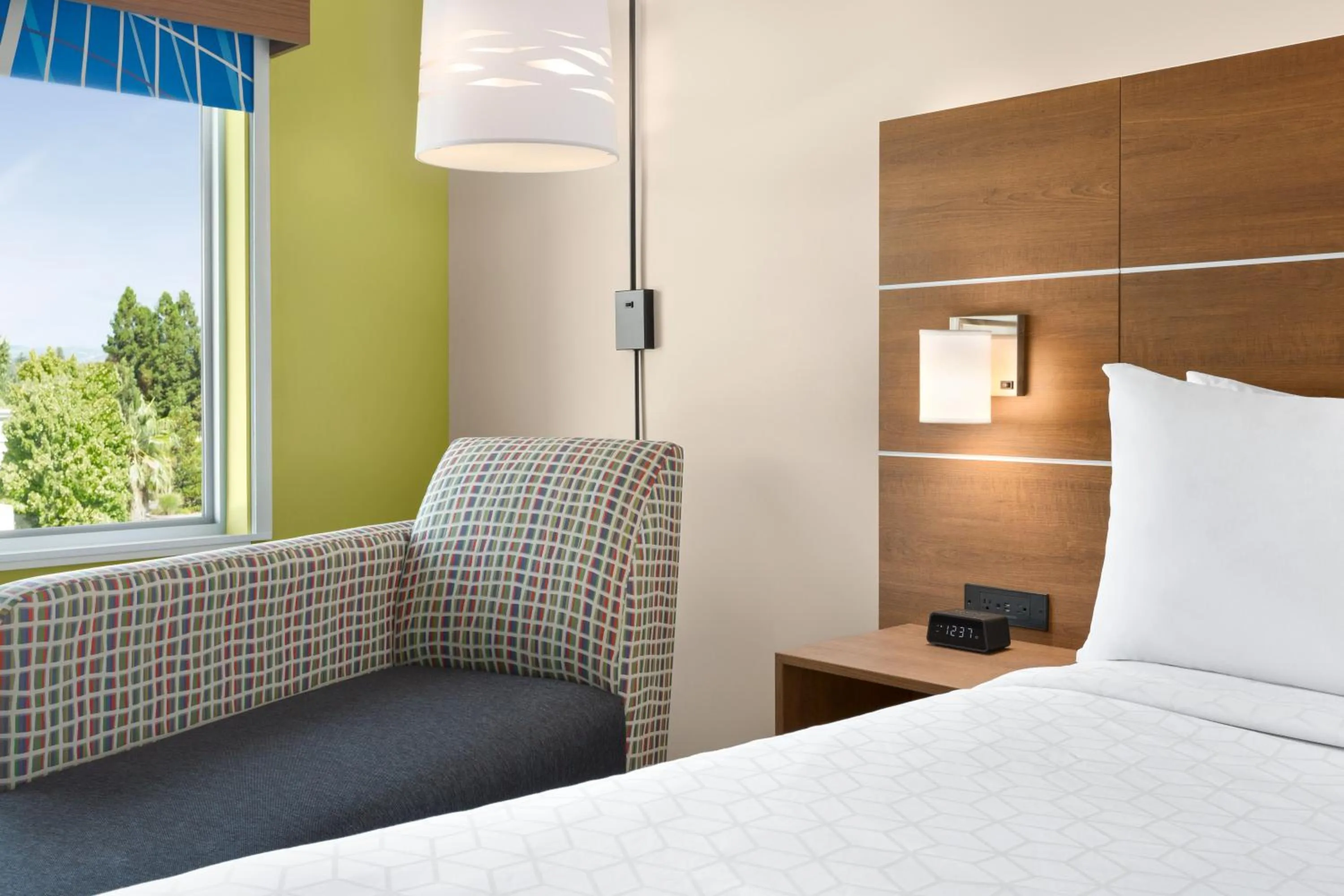 Bed in Holiday Inn Express & Suites - Ukiah by IHG