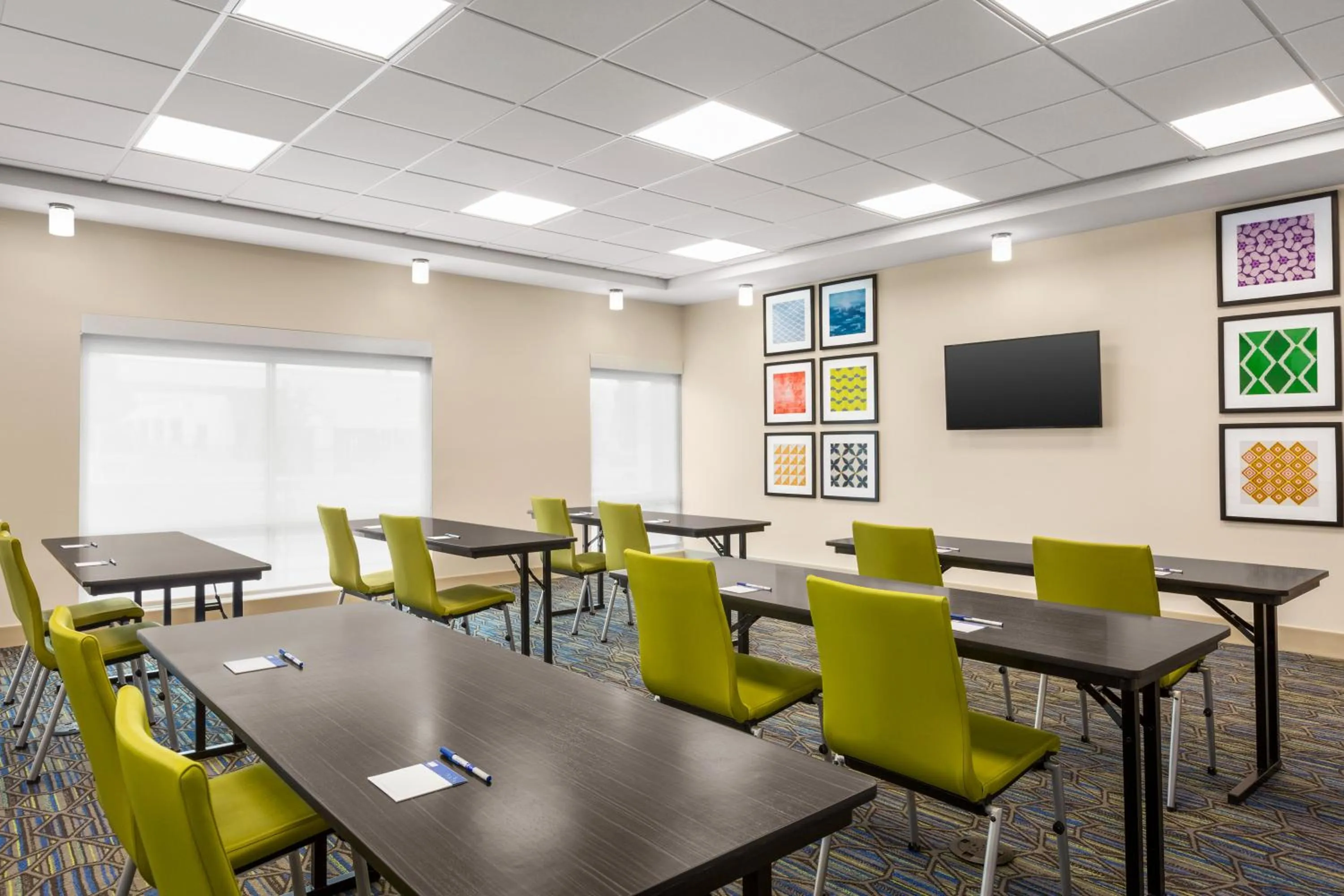 TV and multimedia in Holiday Inn Express & Suites - Ukiah by IHG