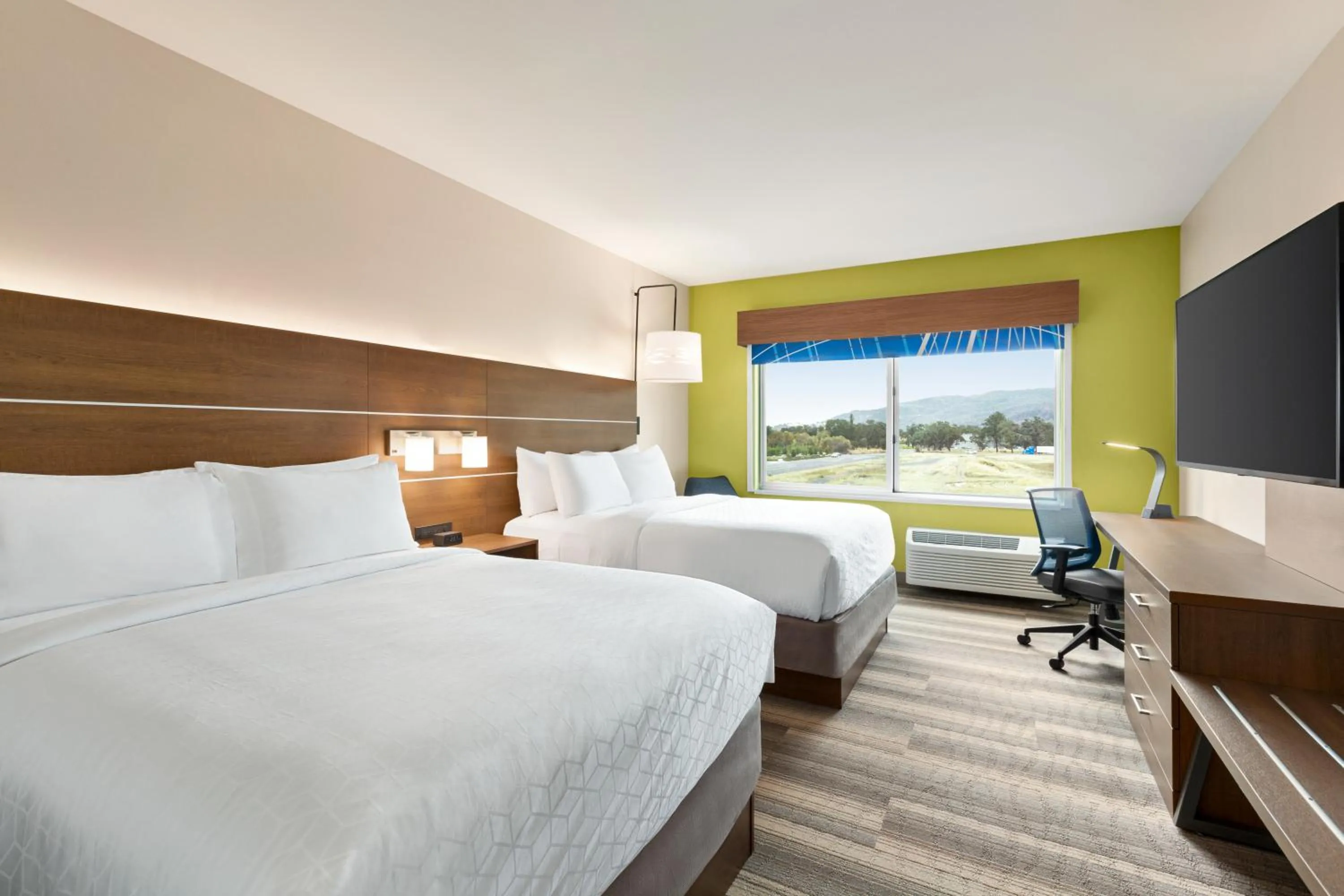 Bed in Holiday Inn Express & Suites - Ukiah by IHG