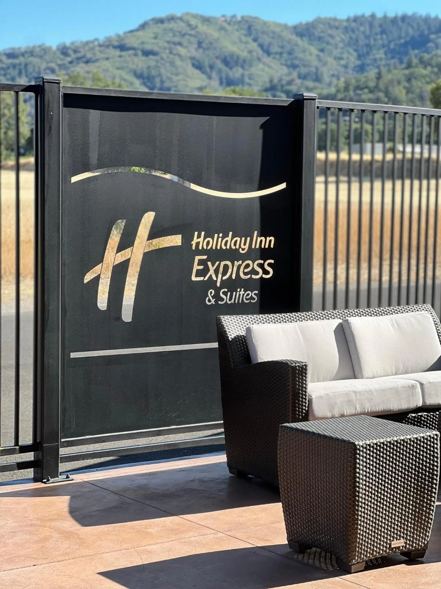 Patio in Holiday Inn Express & Suites - Ukiah by IHG