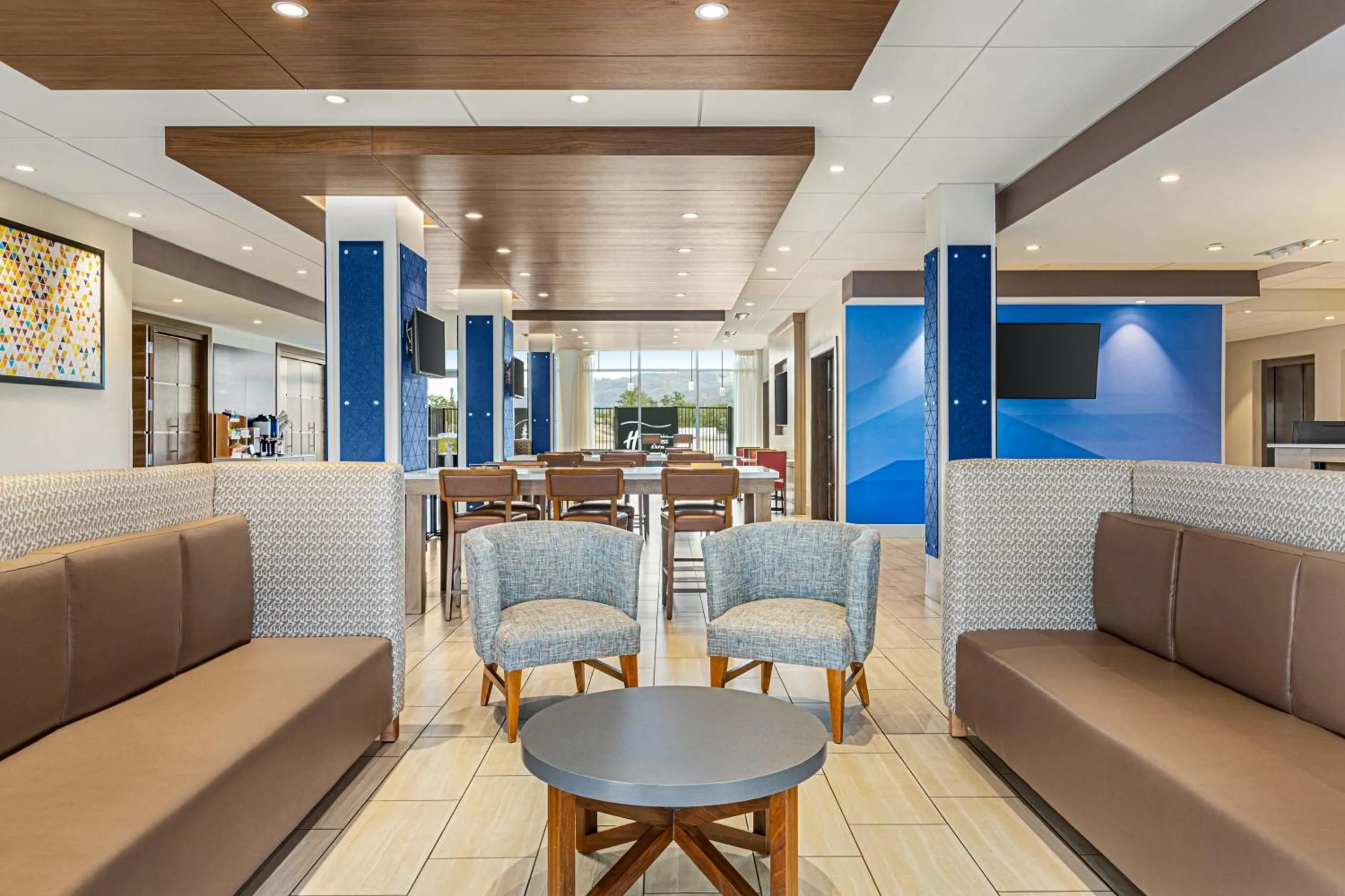 Seating area in Holiday Inn Express & Suites - Ukiah by IHG