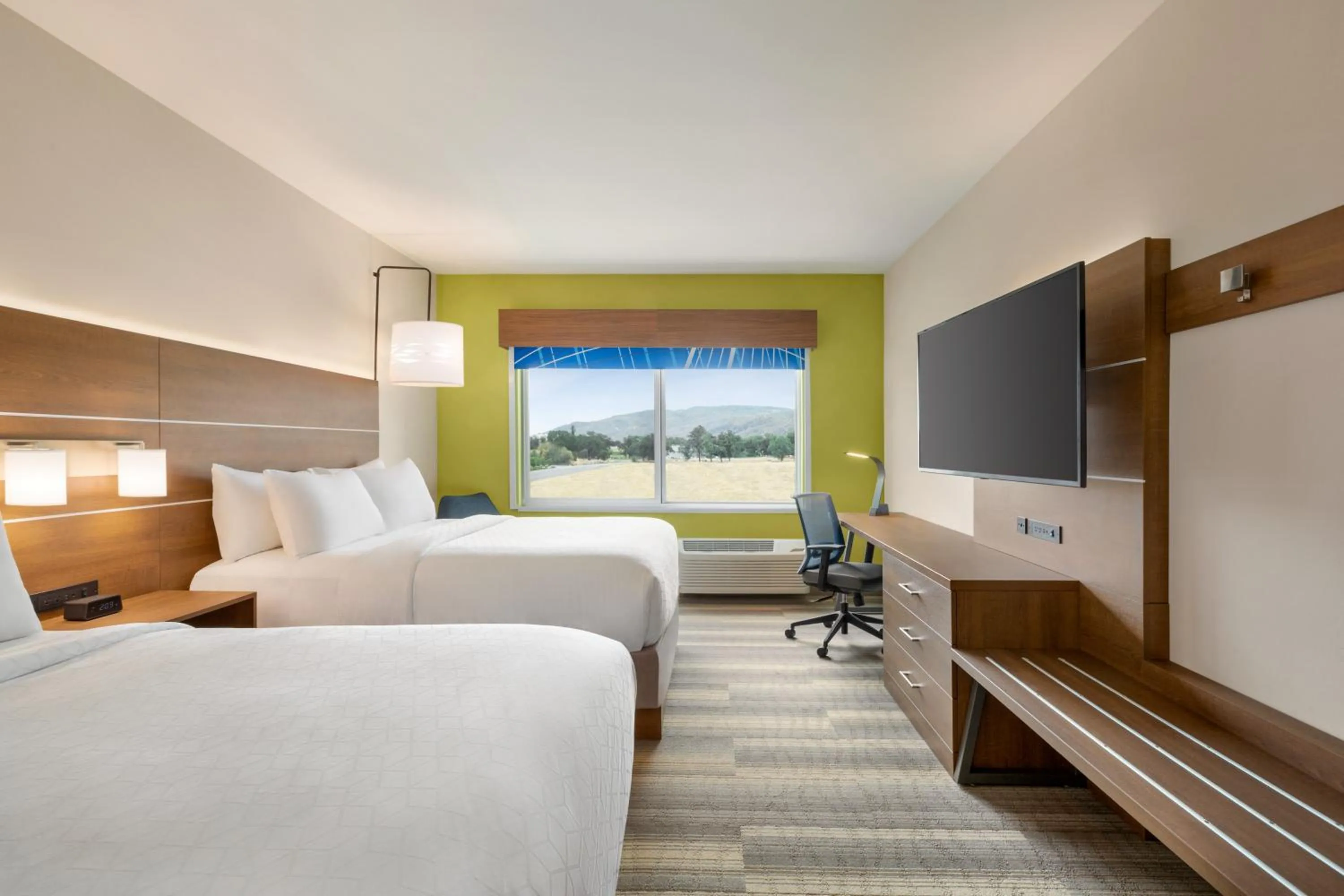 Bed in Holiday Inn Express & Suites - Ukiah by IHG