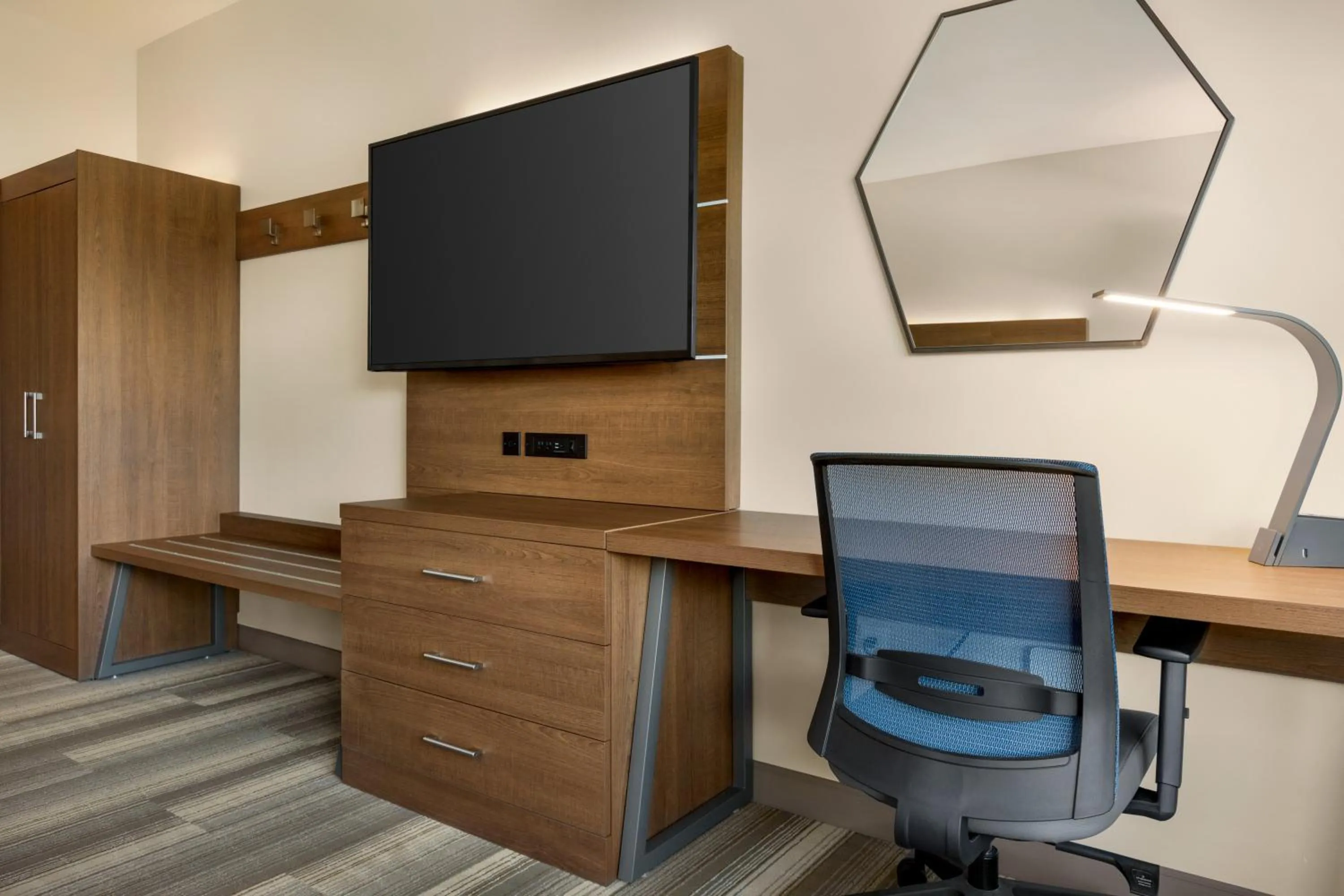 TV and multimedia in Holiday Inn Express & Suites - Ukiah by IHG