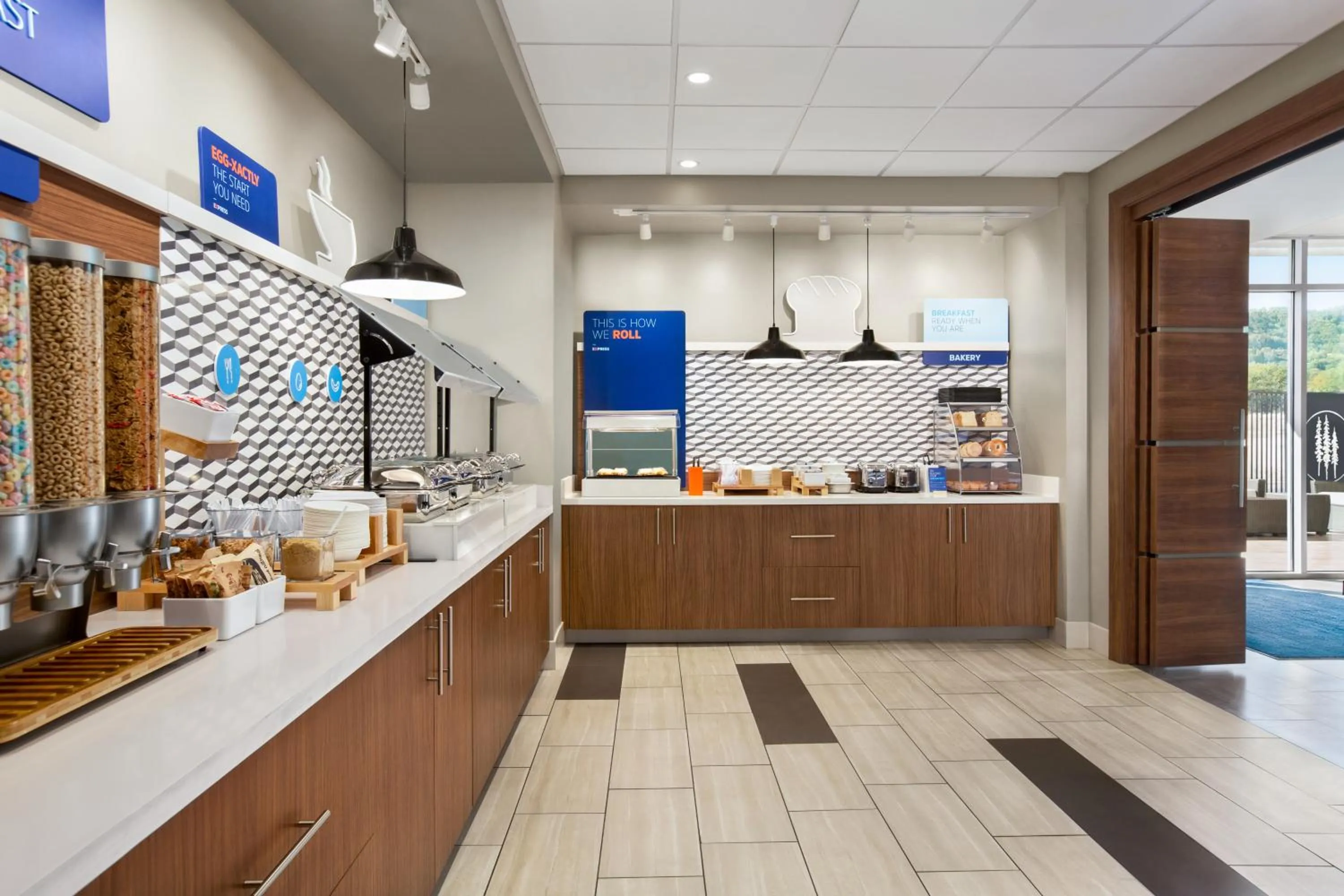 Coffee/tea facilities in Holiday Inn Express & Suites - Ukiah by IHG