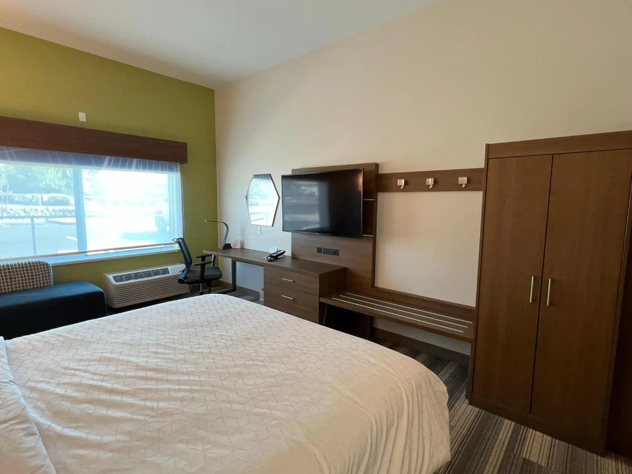 Bed in Holiday Inn Express & Suites - Ukiah by IHG