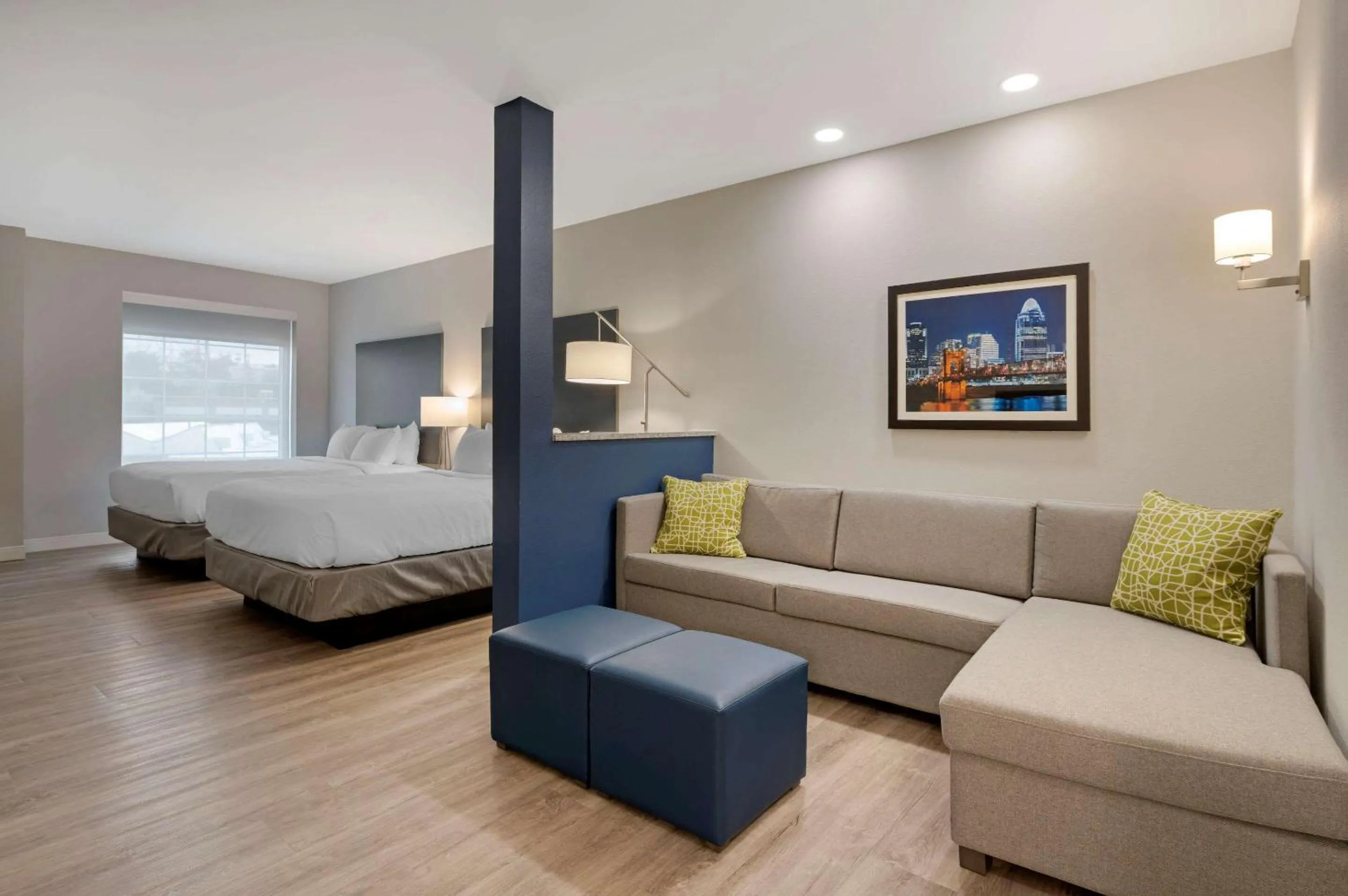 Photo of the whole room, Bed in Comfort Suites Cincinnati University - Downtown