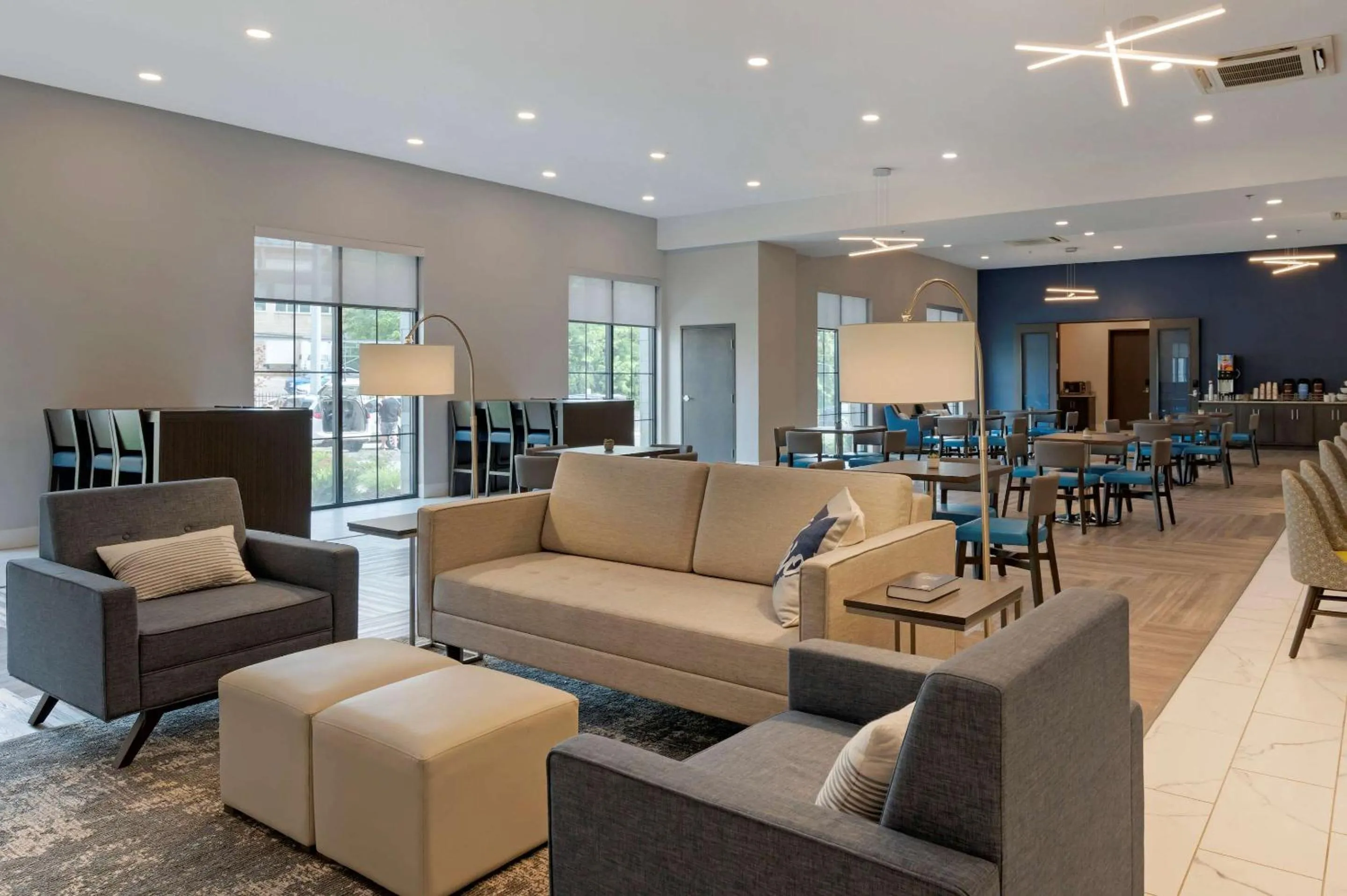 Lobby or reception in Comfort Suites Cincinnati University - Downtown