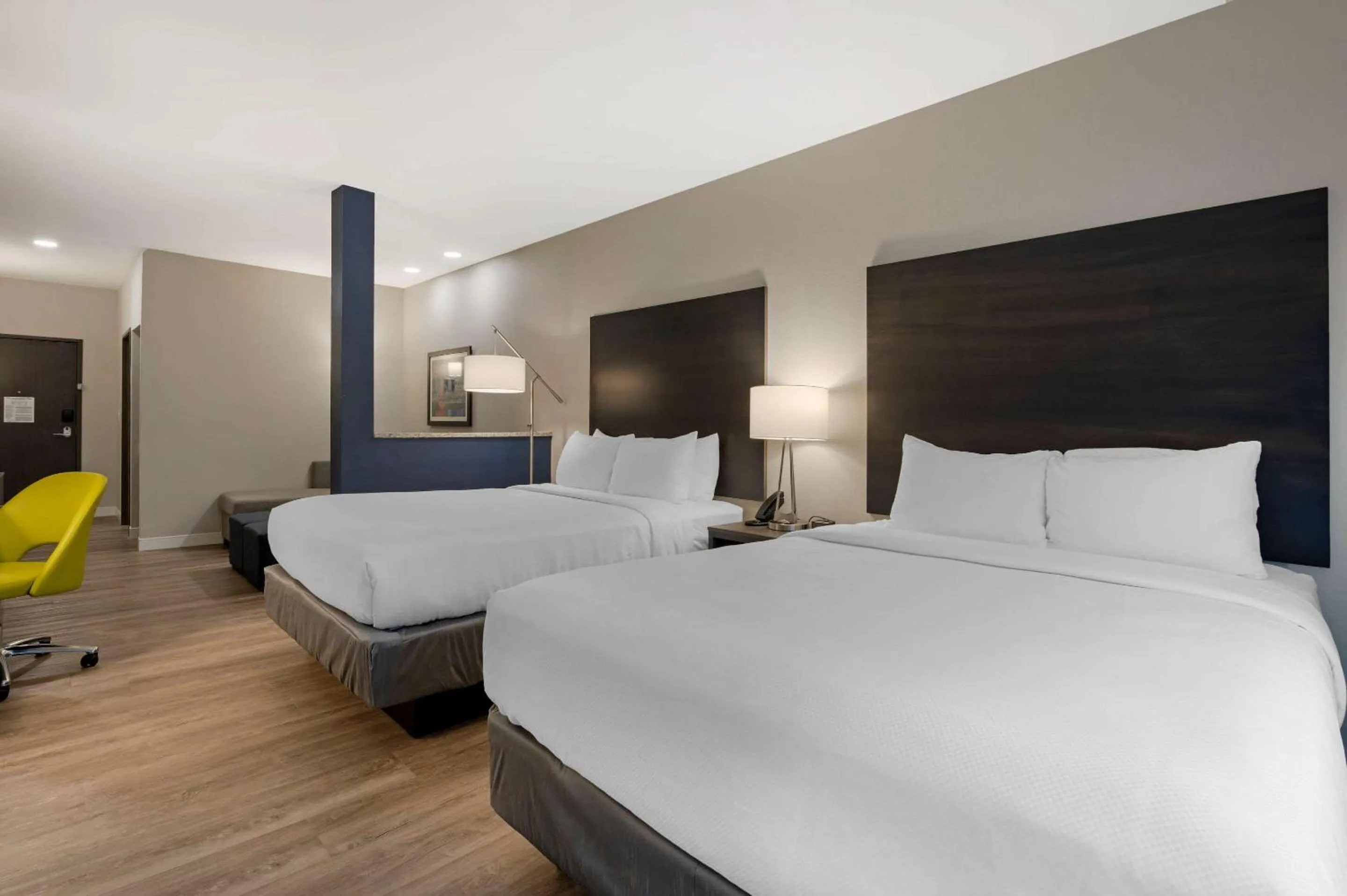 Photo of the whole room, Bed in Comfort Suites Cincinnati University - Downtown