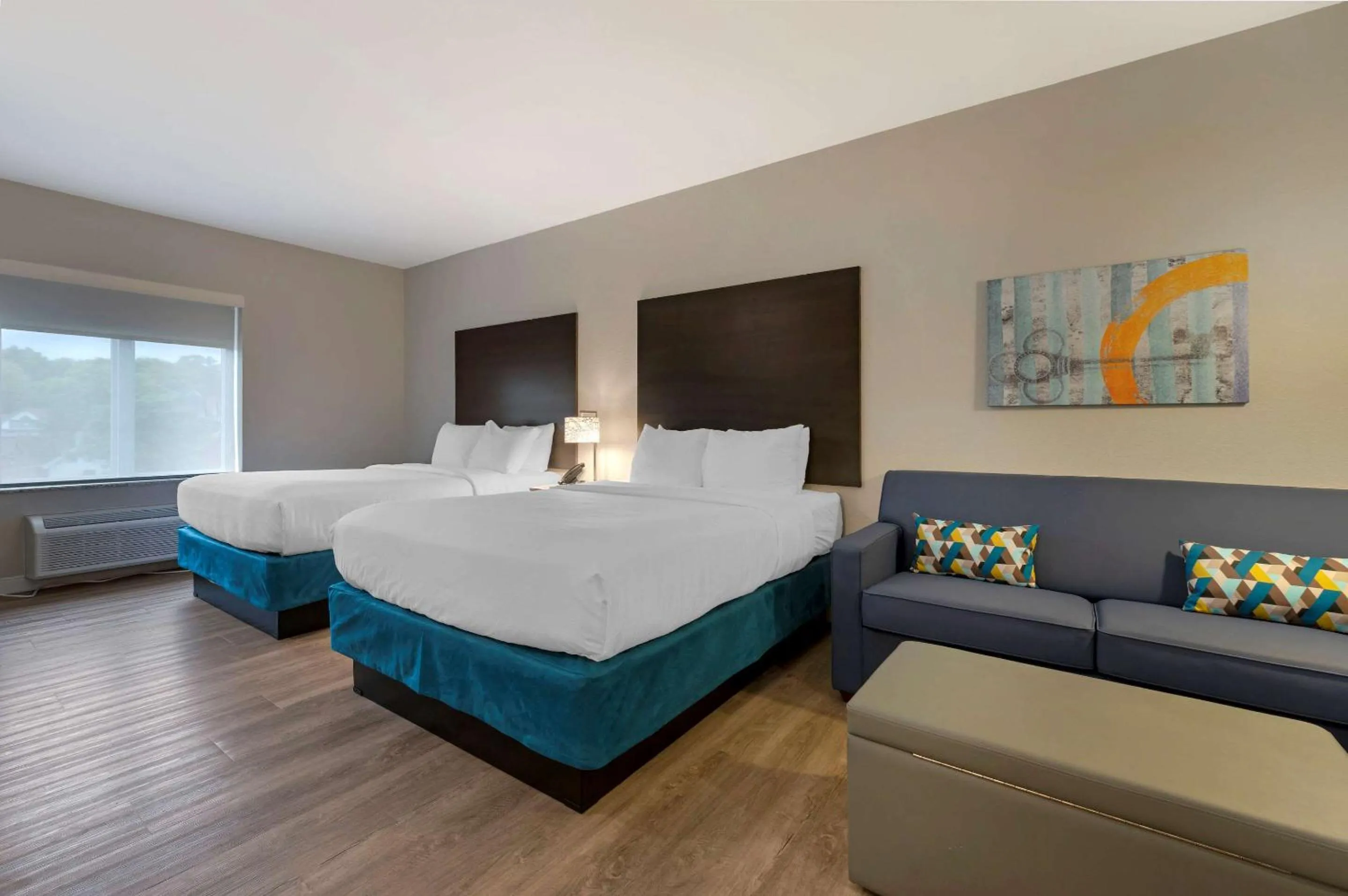 Photo of the whole room, Bed in MainStay Suites Cincinnati University - Uptown