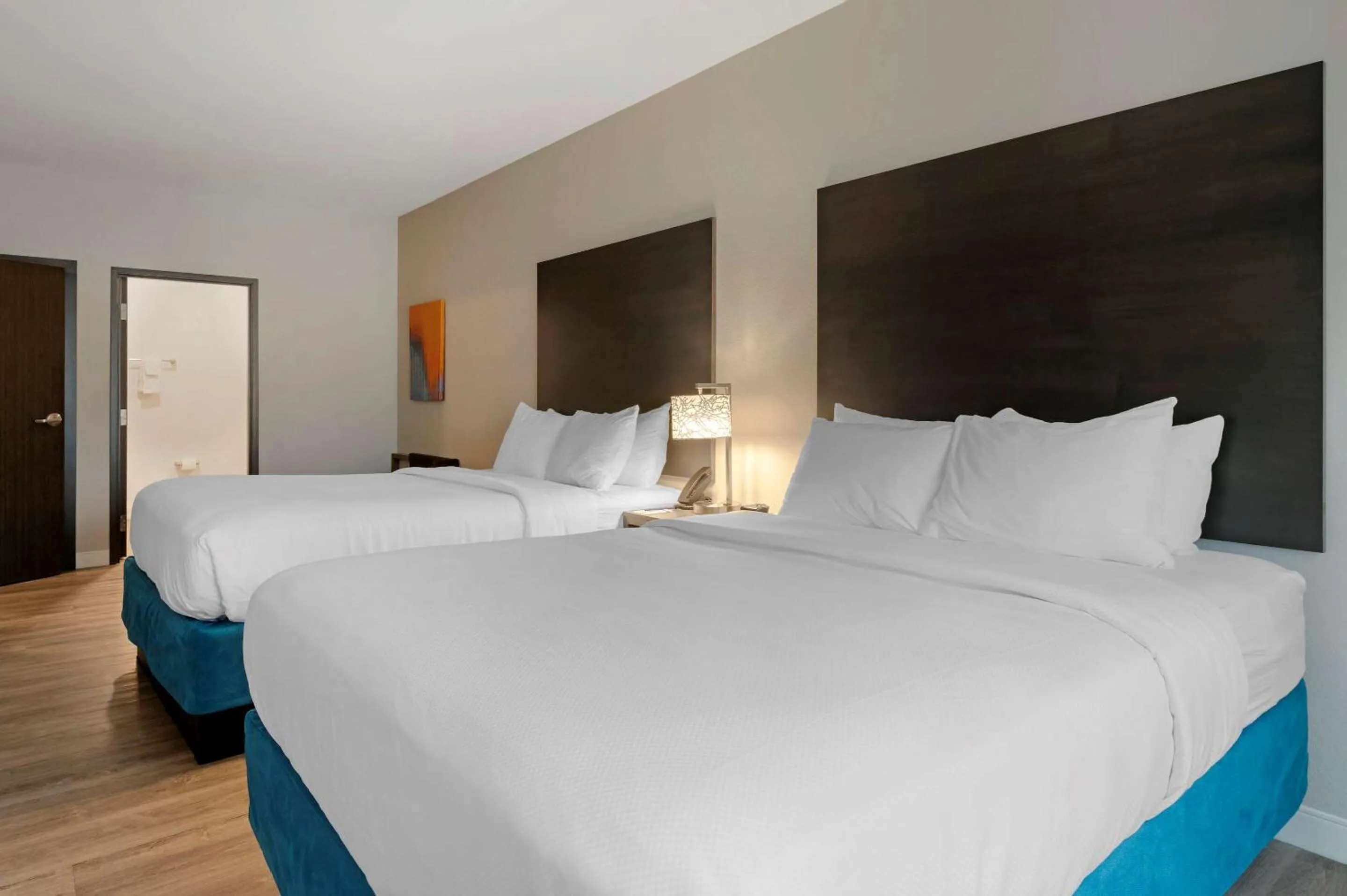 Photo of the whole room, Bed in MainStay Suites Cincinnati University - Uptown