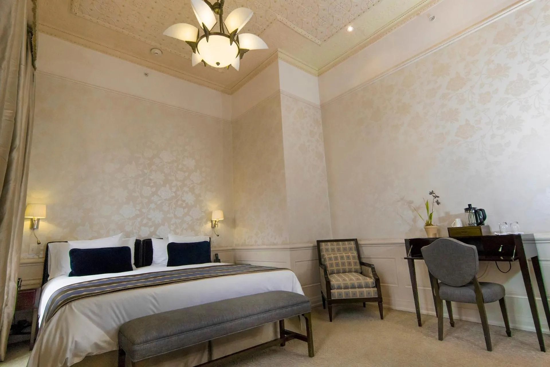 Photo of the whole room, Bed in Hotel Casa Gangotena