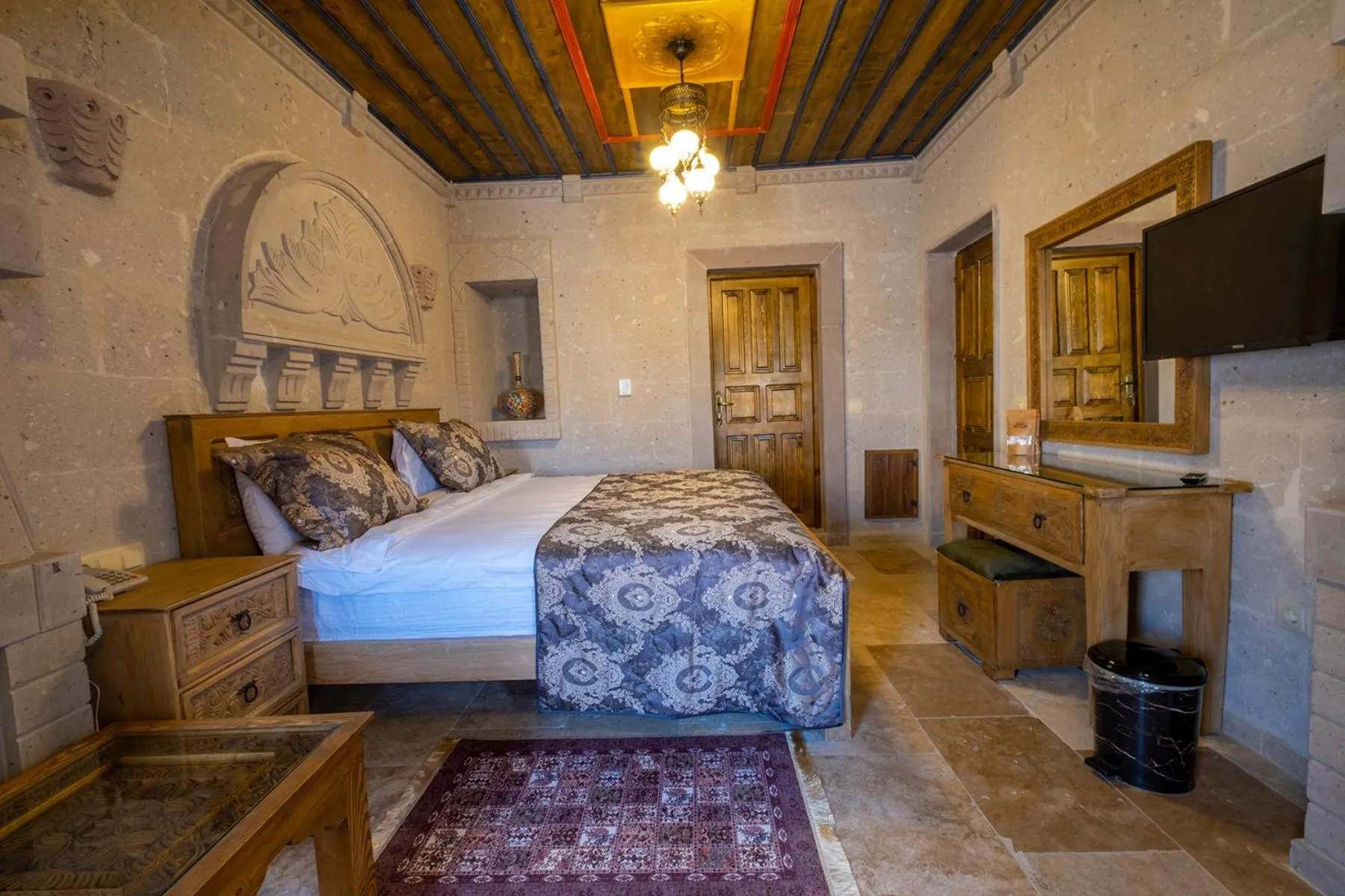 Communal lounge/ TV room, Bed in Underground Cave Suites Hotel