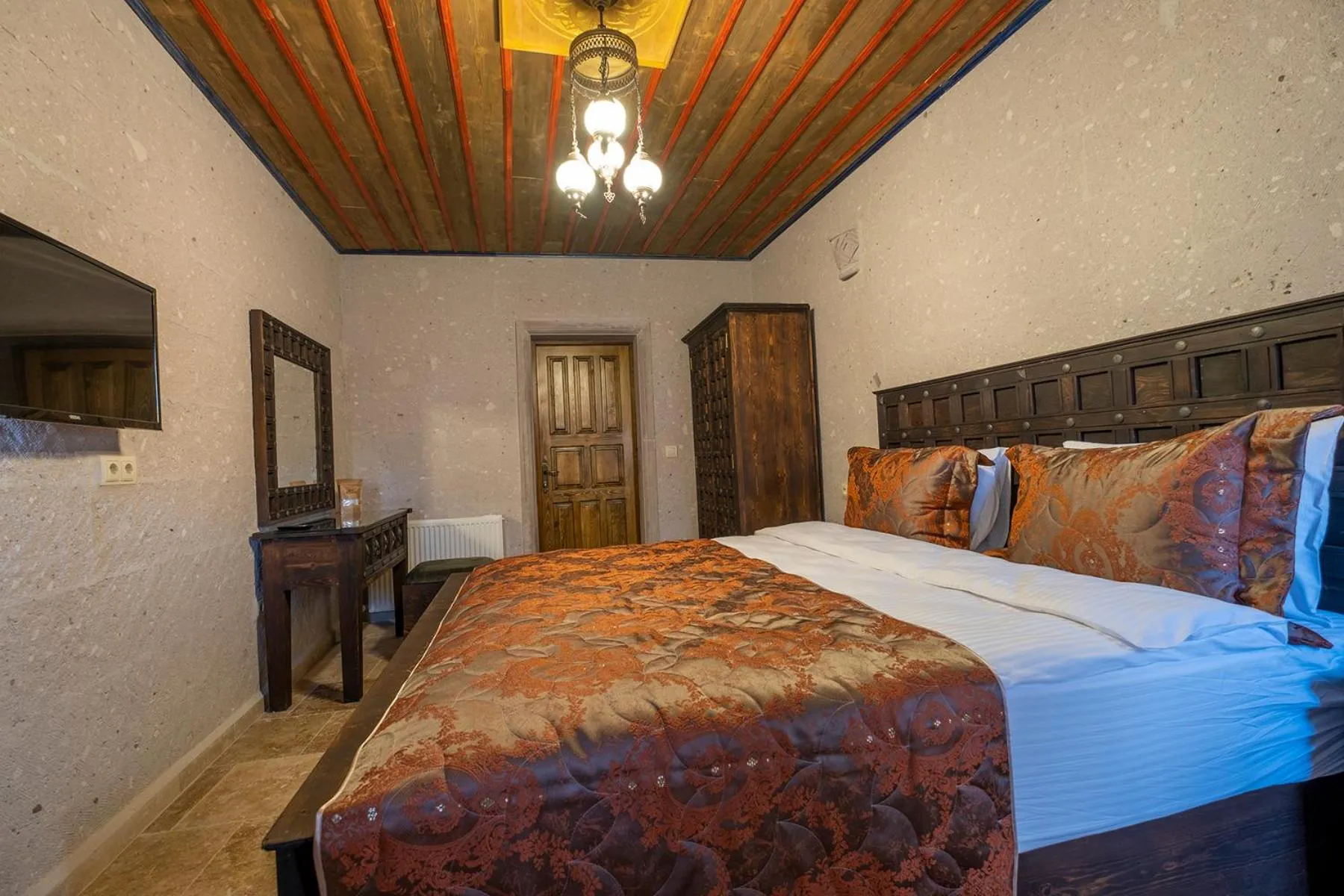 Photo of the whole room, Bed in Underground Cave Suites Hotel