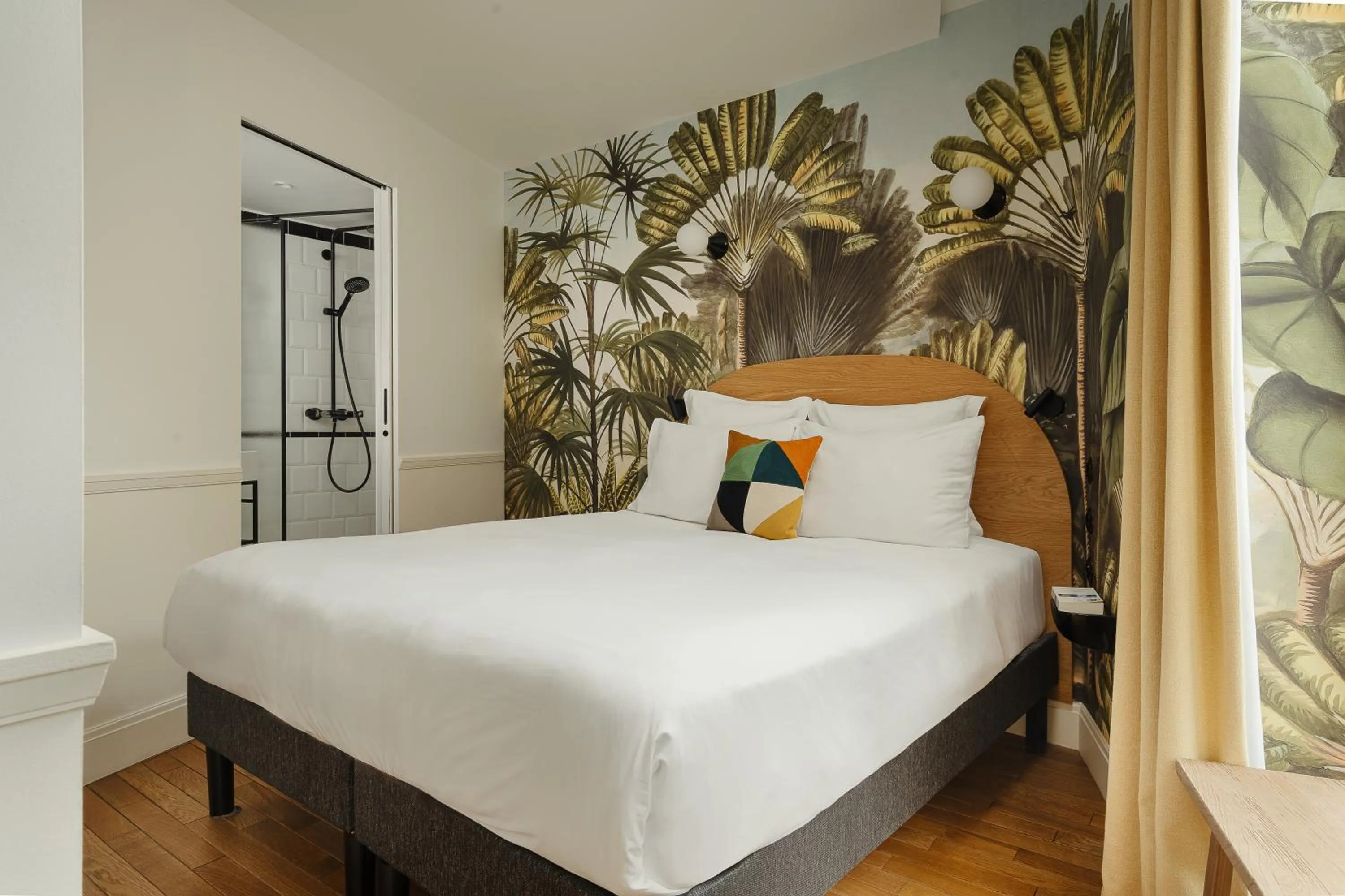 Bed in My Maison In Paris - Louvre