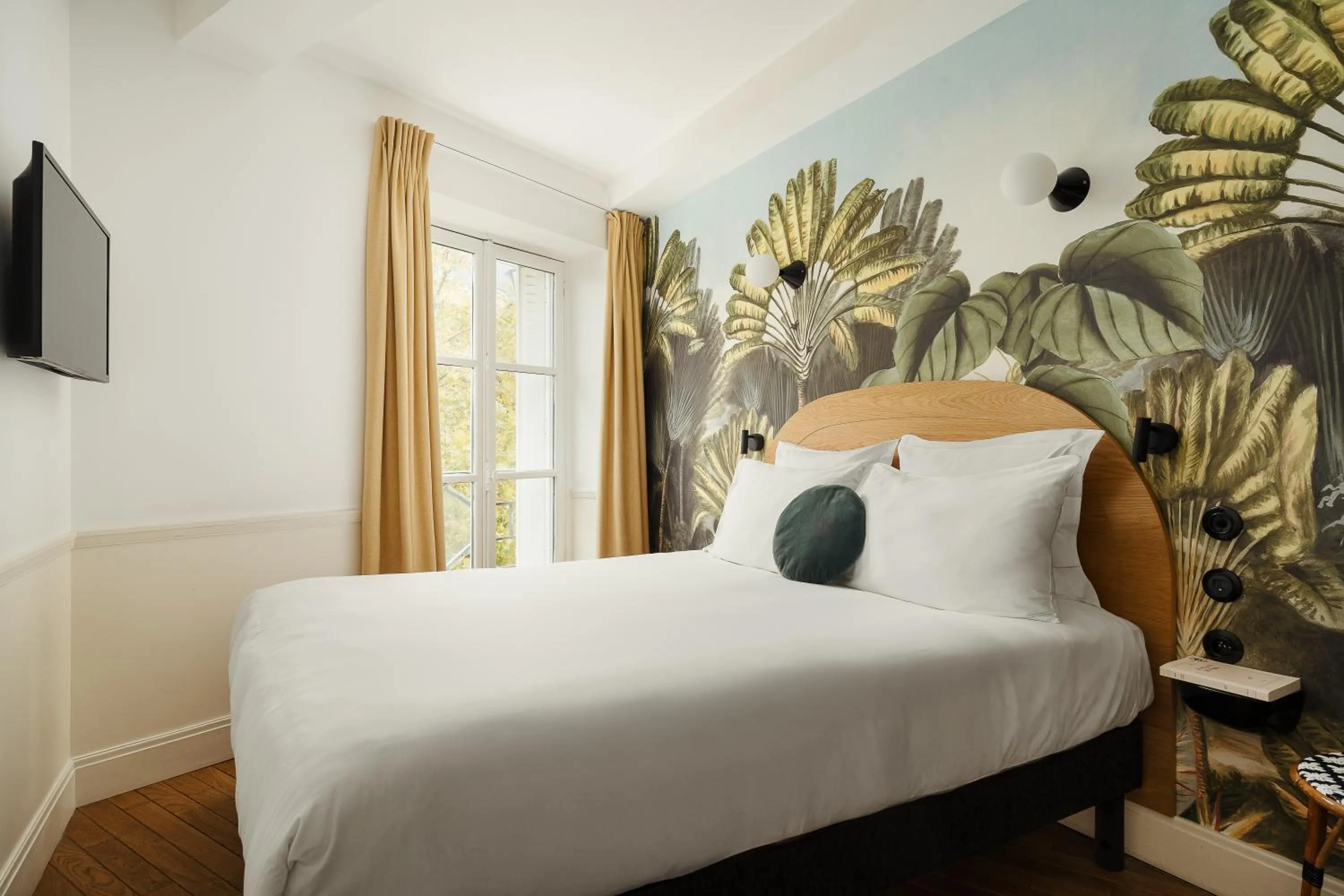 Bedroom, Bed in My Maison In Paris - Louvre